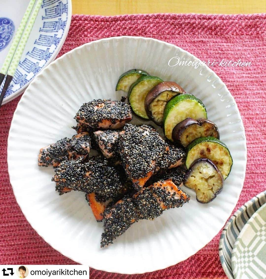 クスパさんのインスタグラム写真 - (クスパInstagram)「#repost @omoiyarikitchen ・・・ 【鮭の利休焼き】 真っ黒😄 ・ ・ 醤油漬けにした鮭に 黒ごまをまぶして焼きました ・ ・ ゴマの香りと、うま味がガツンとくる力強い料理🐟️ ・ ・ ・ ここ最近、 体が魚を欲しているみたい😄 魚料理ばかり作ってます😋 ・ ・ ・ 食べたいときに食べたいものを食べる❗️ ・ 一番の幸せ🍀😄 ・ ・ ・  #omoiyarikitchen  #クスパ公認インスタアンバサダー  #クスパ登録教室 #料理教室 #子供習い事 #子連れOK #キッズ教室 #おうちごはん #おうちカフェ#料理写真  #吉祥寺 #国分寺 #立川 #クスパ  #table #習い事 #大人の習い事  #幸せ #作りおき #ごま  #washoku  #和食 #魚料理 #家庭料理 #小金井 #小平  #府中 #幼児教室 #時短料理」6月27日 16時02分 - cookingschoolpark