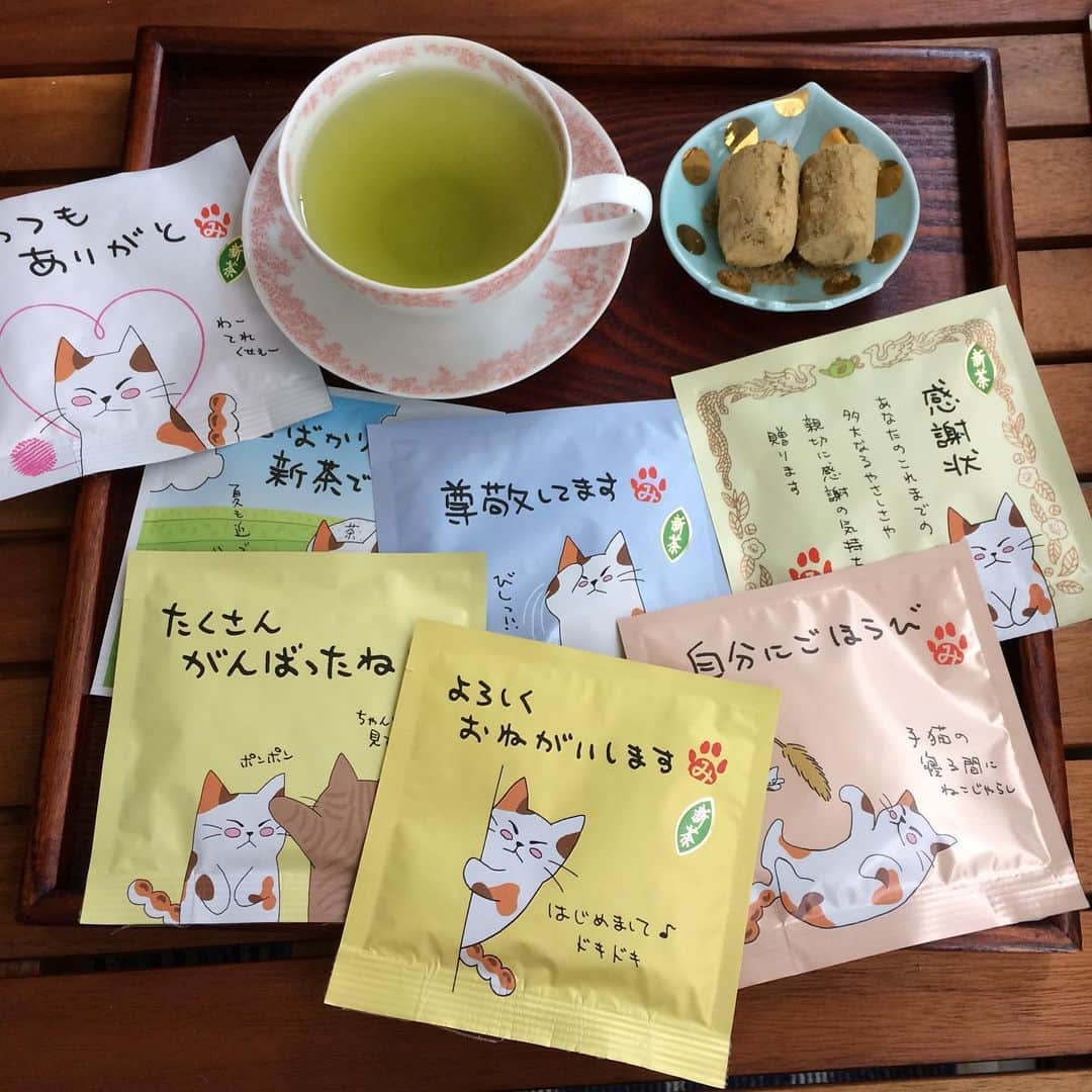 岡田屋鉄蔵のインスタグラム：「素敵な贈り物が届きました💖新茶最高。パッケージに不覚にも涙。歳ですかね… ありがとうございます😊  2枚目は鏡張りのテーブルが涼しいと気付いたアルナブさん。足跡だらけだぜ🐾」