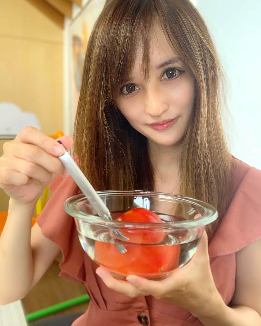のインスタグラム：「こちら！野菜の残留農薬物を除去中♩  このペンは何か！？と言うと！ 除菌消臭効果の高い#オゾン水　を簡単に作れるペンなんです！  ペンを水に差し込んでボタンを押すと30秒でオゾン水が完成！  このオゾン水の使い道としては ・ ・ ○うがいの水 ○空気中の除菌 ○手の除菌 ○靴の消臭 ○衣類の除菌  などなど様々な所で使っています！  まだウイルスで不安な日々なので 自宅で除菌出来るオゾン水を作れるの #オゾンペン　@ozonepen_jp は出会えて良かったアイテムです♫  #オゾンペンのある生活 #除菌スプレー #除菌グッズ #ママライフ #除菌消臭スプレー #消臭スプレー #コロナ対策　#除菌生活」