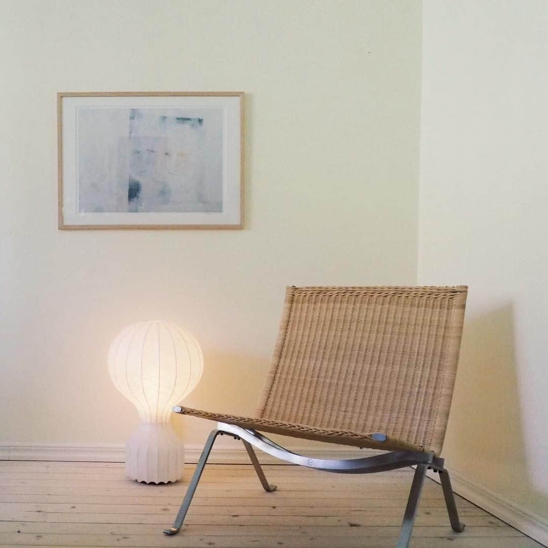 のインスタグラム：「The integrity and resilience of spring steel ensures that designs are long lasting and strong. The PK22™ is the perfect combination of steel and wicker: opposing textures, warm nature and cool metal.  Captured by @olssongerthel.se  Explore more via link in bio  #fritzhansen #pk22 #poulkjærholm #livingroom #livingroomdecor #livingroomdesign #프리츠한센 #フリッツハンセン」