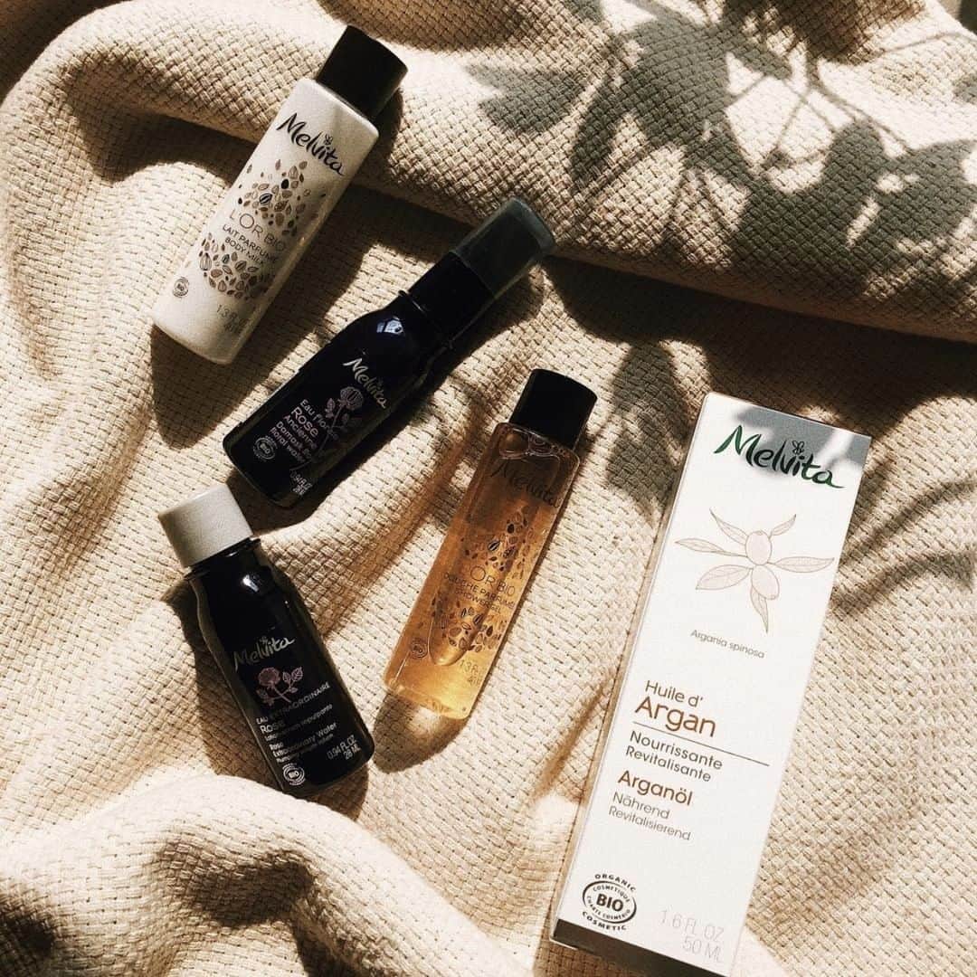 Melvita Officialのインスタグラム：「Dans ma valise, il y a …👜 Mon Eau Extraordinaire de Rose, mon Eau Florale de Rose, mon Huile d'Argan bio, mon Gel douche et mon Lait pour le corps Or Bio … bref, tous mes soins indispensables certifiés bio 🌿. Et vous, quels sont vos produits incontournables qui vous suivent partout ? ☀  Merci à @talieprabs pour ce joli visuel ! 😍  #Melvita #bio #beautebio #été #summer  #cleanbeauty #organiccosmetic #cosmebio  #nature」