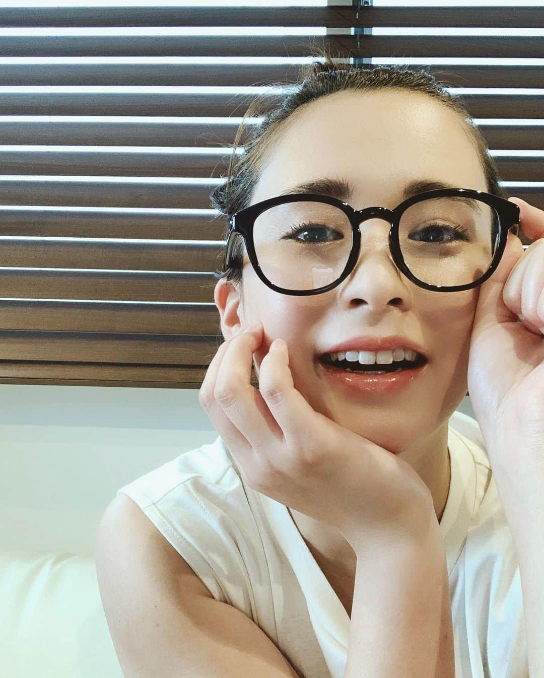 持永真実さんのインスタグラム写真 - (持永真実Instagram)「. ヘアメイクアップアーティスト、イガリシノブさん監修のJINSメガネ😎💕 32種類もあってどれも可愛くてすご〜く悩んだけど前からスタンダードな黒ブチメガネが欲しかったのでこれにしたよ😎 どうかな？ みんなも @jins_igari  チェックしてみてね♡ #jins #jins_igari」6月27日 16時07分 - mami_mochinaga