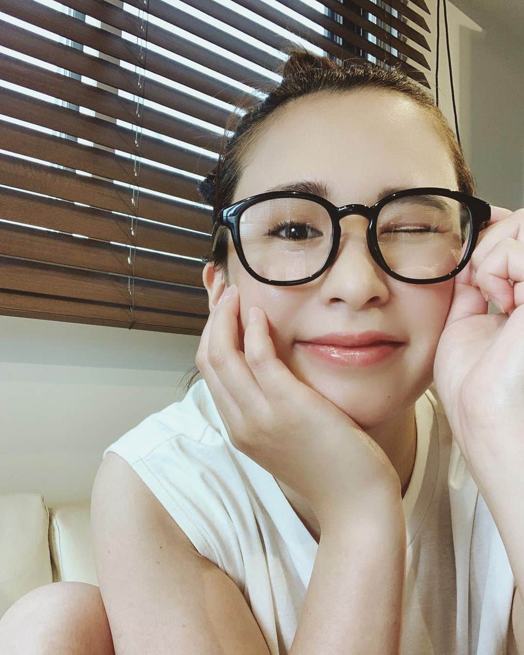持永真実のインスタグラム：「. ヘアメイクアップアーティスト、イガリシノブさん監修のJINSメガネ😎💕 32種類もあってどれも可愛くてすご〜く悩んだけど前からスタンダードな黒ブチメガネが欲しかったのでこれにしたよ😎 どうかな？ みんなも @jins_igari  チェックしてみてね♡ #jins #jins_igari」