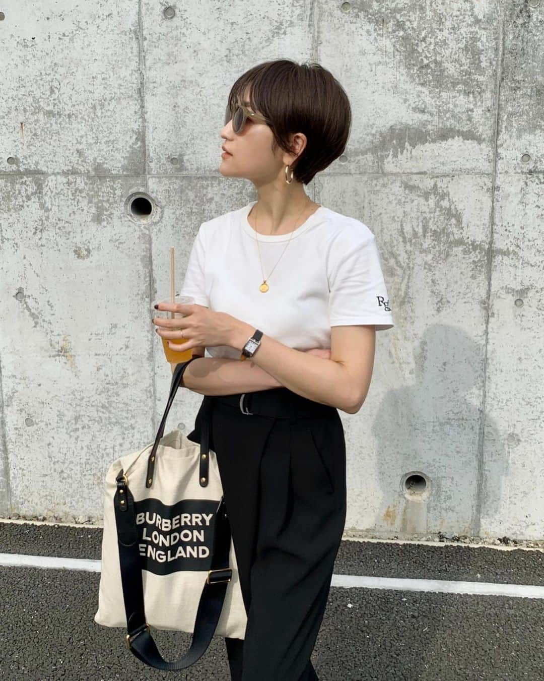 金子麻貴さんのインスタグラム写真 - (金子麻貴Instagram)「@zara のSALEでポチッたパンツがきれい目だけど楽チンですごい履きやすくて良かった！！ 丈がちょっと短めだけどペタンコサンダルの時も履けるからいい👍  @re_gleam の ロゴ入りTシャツは明日再販です。 フレンチスリーブTやノースリーブワンピースも発売です💕 . . #fashion#zara#converse#burberry#regleam#ロゴT#ベーシックtシャツ#白T#ワイドパンツ#ザラ#リグリーム#トートバッグ#ママコーデ#カジュアル#モノトーン」6月27日 16時08分 - mtmmaki