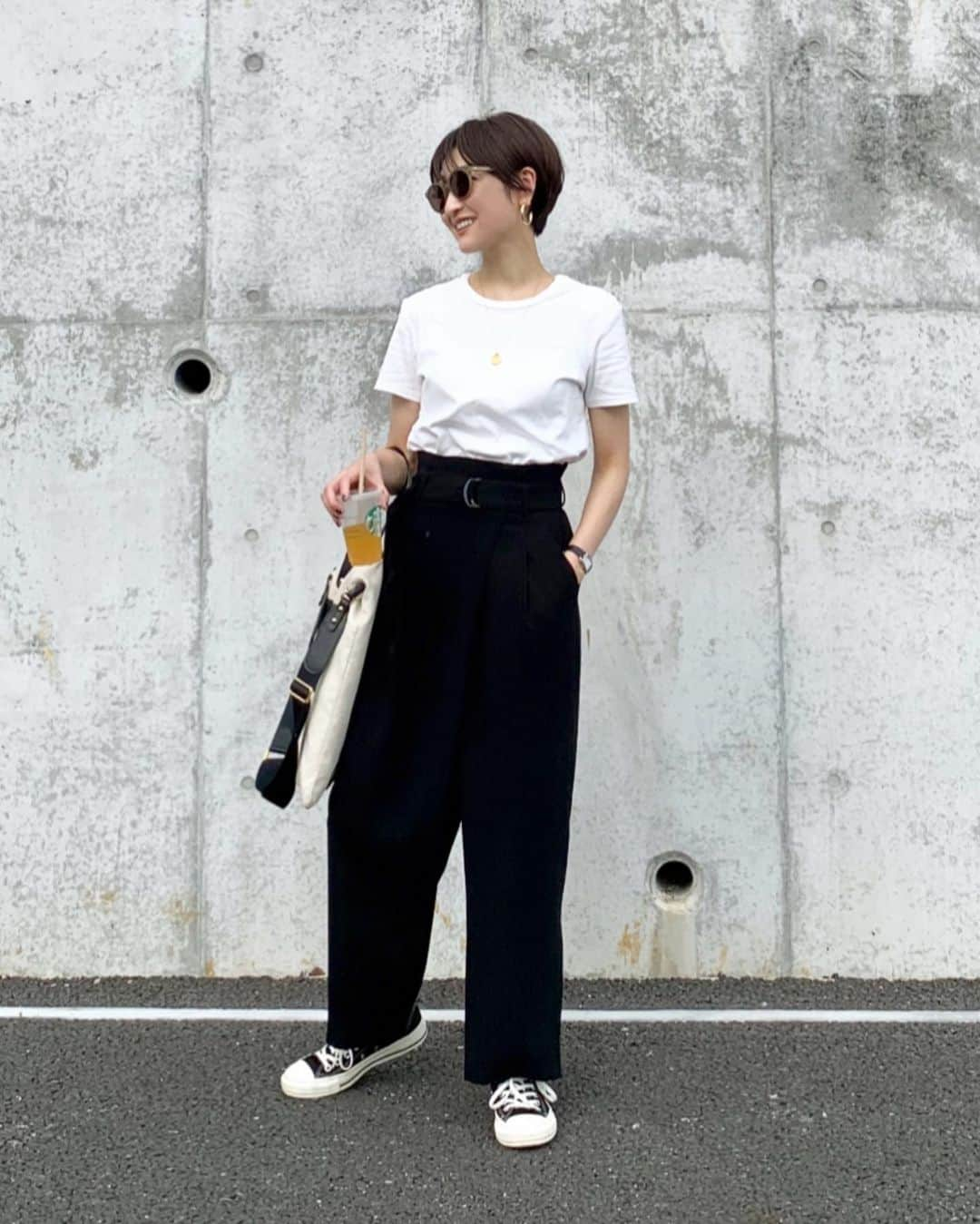 金子麻貴さんのインスタグラム写真 - (金子麻貴Instagram)「@zara のSALEでポチッたパンツがきれい目だけど楽チンですごい履きやすくて良かった！！ 丈がちょっと短めだけどペタンコサンダルの時も履けるからいい👍  @re_gleam の ロゴ入りTシャツは明日再販です。 フレンチスリーブTやノースリーブワンピースも発売です💕 . . #fashion#zara#converse#burberry#regleam#ロゴT#ベーシックtシャツ#白T#ワイドパンツ#ザラ#リグリーム#トートバッグ#ママコーデ#カジュアル#モノトーン」6月27日 16時08分 - mtmmaki