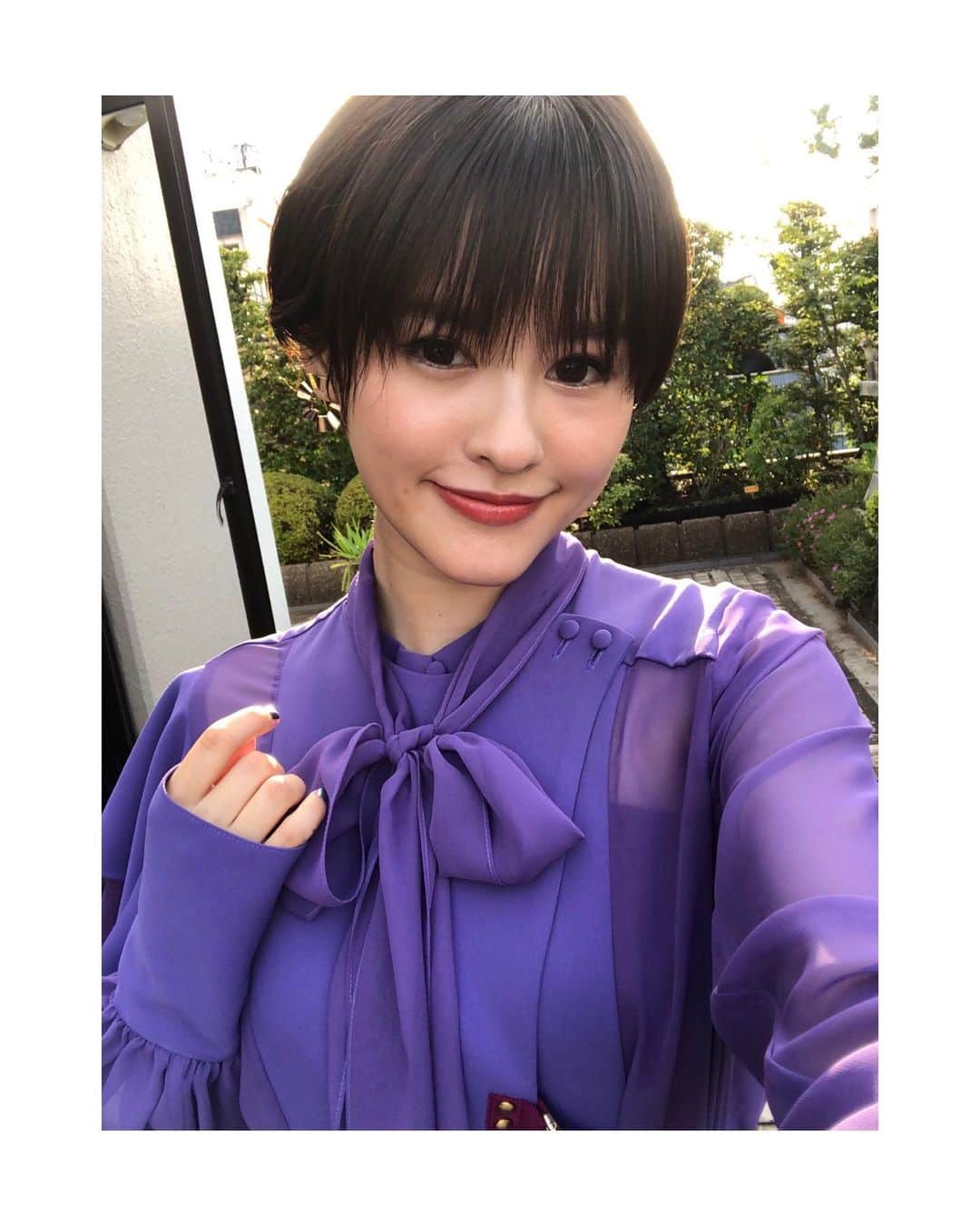 昆夏美のインスタグラム：「. 10月末発売予定 音楽之友社『音楽大学・学校案内2021』 にて取材をしていただきました^_^ 仕事のことやミュージカル愛へは 今までも話す機会があったけど 学生時代のことをこんなに話したのはなかったかも！ 全国の音楽を学べる学校を掲載した唯一のガイドブック。 音楽を志す受験生のみなさんに 少しでも為になったら嬉しいです！ . . 髪切って最初のお仕事で自分でも、 え、誰？笑 って具合に雰囲気違った😂✨ . 素敵な衣装はタグ付けしてます^_^」