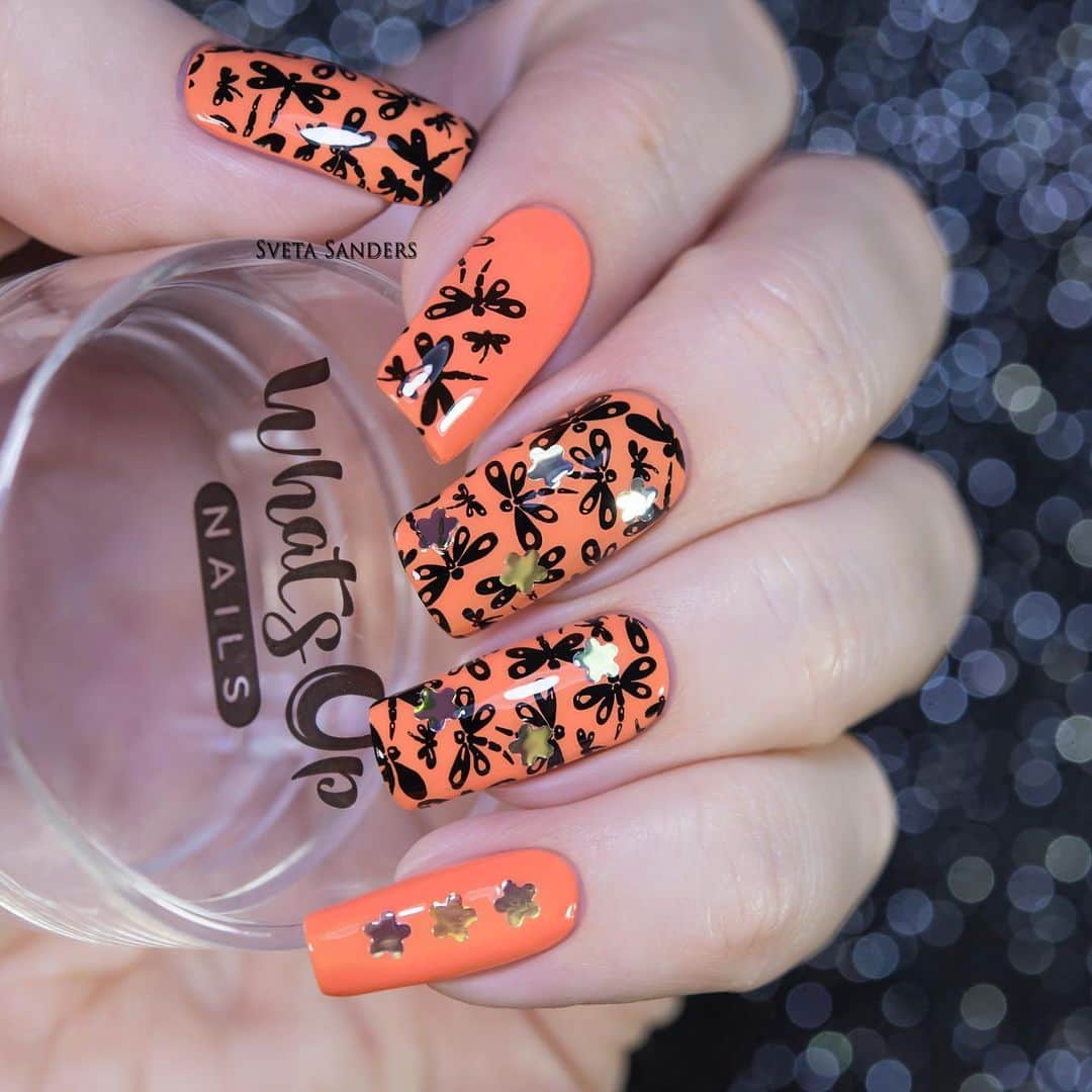 Sveta Sandersのインスタグラム：「Дизайн выполнен с помощью пластинки для стремпинга #whatsupnails B029, глиттера #FlowerGlitter и лаков Sweet Orangutan и Neither Noir, все от @whatsupnails 😘  I create the stamping nail art using products by @whatsupnails 😘The dragonflies from B029 stamping plate and beautiful Whats Up Nails Flower Glitter) and I used the Whats Up stamping polishes Sweet Orangutan и Neither Noir)」