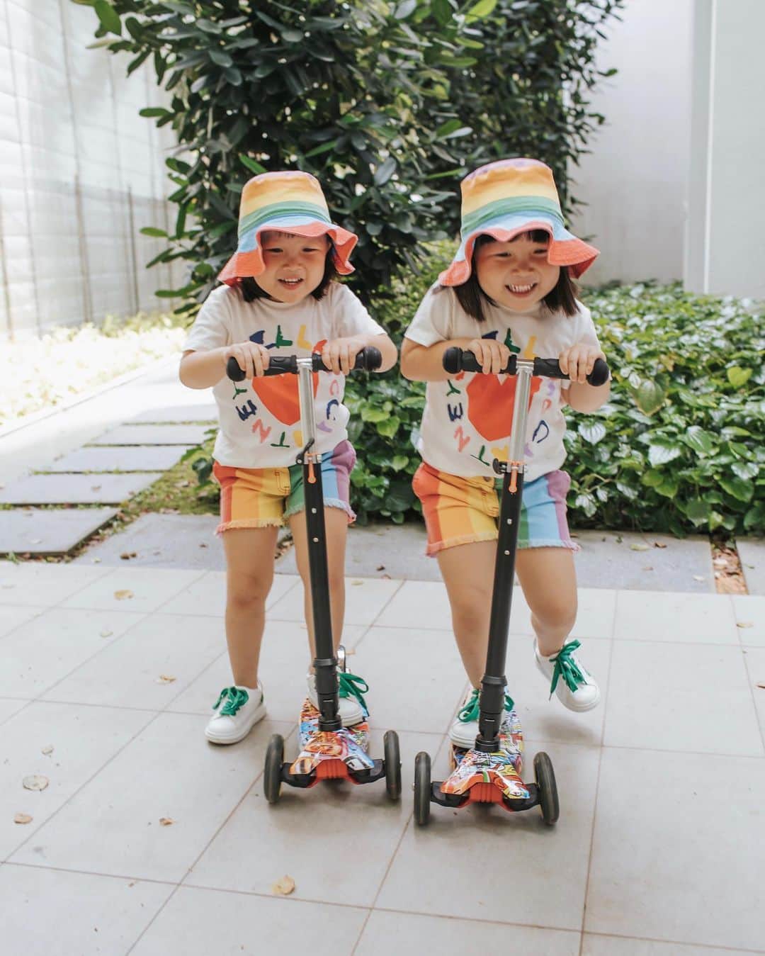 MOMOツインズのインスタグラム：「Finding happiness in rainbows 🌈 @stellakids #stellakids」