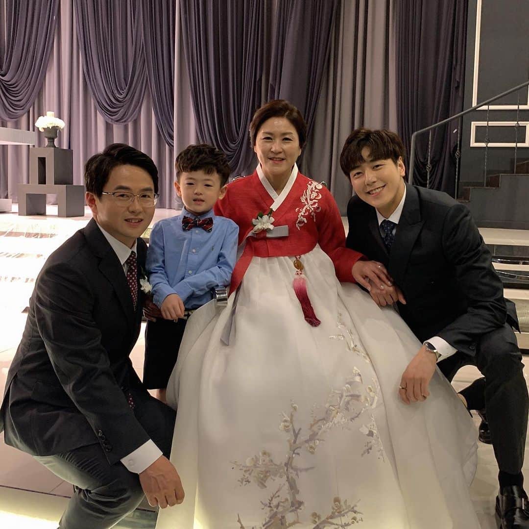シンバのインスタグラム：「🎠 누나 결혼식 @kyoungdoc 형 너무 고마워요 멋진 마술💙」
