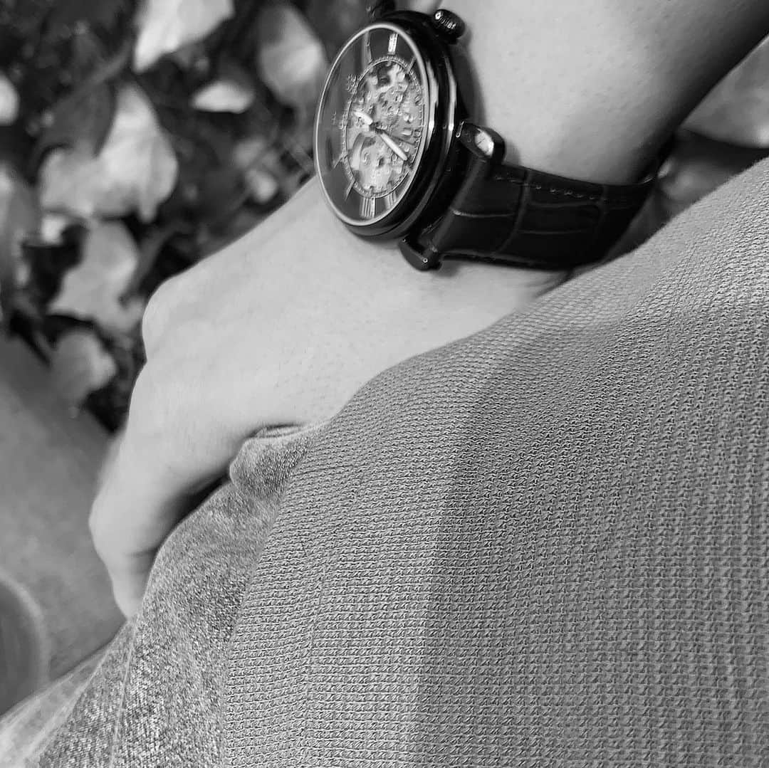 KITAKAZE & LILIさんのインスタグラム写真 - (KITAKAZE & LILIInstagram)「「お金は不平等ですが、時間は平等である」by有名な人  はい来ましたLOBOR腕時計  今年の夏のアイテムにLOBORの青ほしくてゲット！！🐶😁 俺時計結構持ってるけど、ここの時計はデザインが繊細でホンマ好き^ ^  着る服とかによって変えるから、もう一本はほしいと思ってる✨  高い時計もオシャレな時計も使いこなせる男になっ…漢になるぞと👍🐶🤡 #lobor #ロバー #腕時計 #時計 #手元倶楽部  クーポンコード 【kitakfw】10%off (クーポン使用期限は本日より1年間)  @loborjapan」6月27日 16時18分 - kitakaze_s_lili
