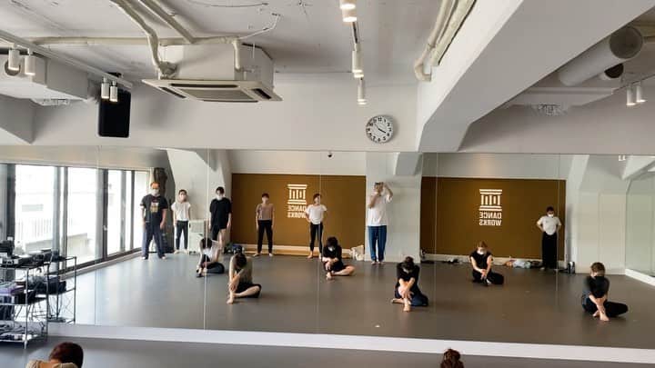 黒須洋壬のインスタグラム：「黒須洋嗣 JAZZ CLASS(sub) 2020.June.27th @danceworks_jpn  @xross #iftheworldwasending  #jpsaxeftjuliamichaels  #mask #dance #jazzdance  #tokyo  #japan」
