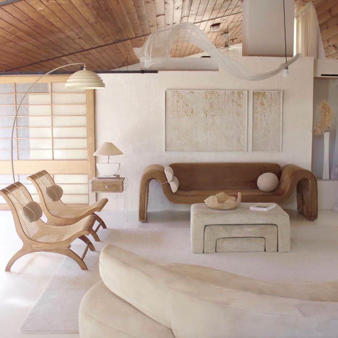 のインスタグラム：「When natural colours all come together🤎 @erenatepaa ‘s dreamy home is one of my favorite residences.  モダンな和と洋のバランス、憧れるなこのセンス。 #inspiration #interiordesign #homedecor」
