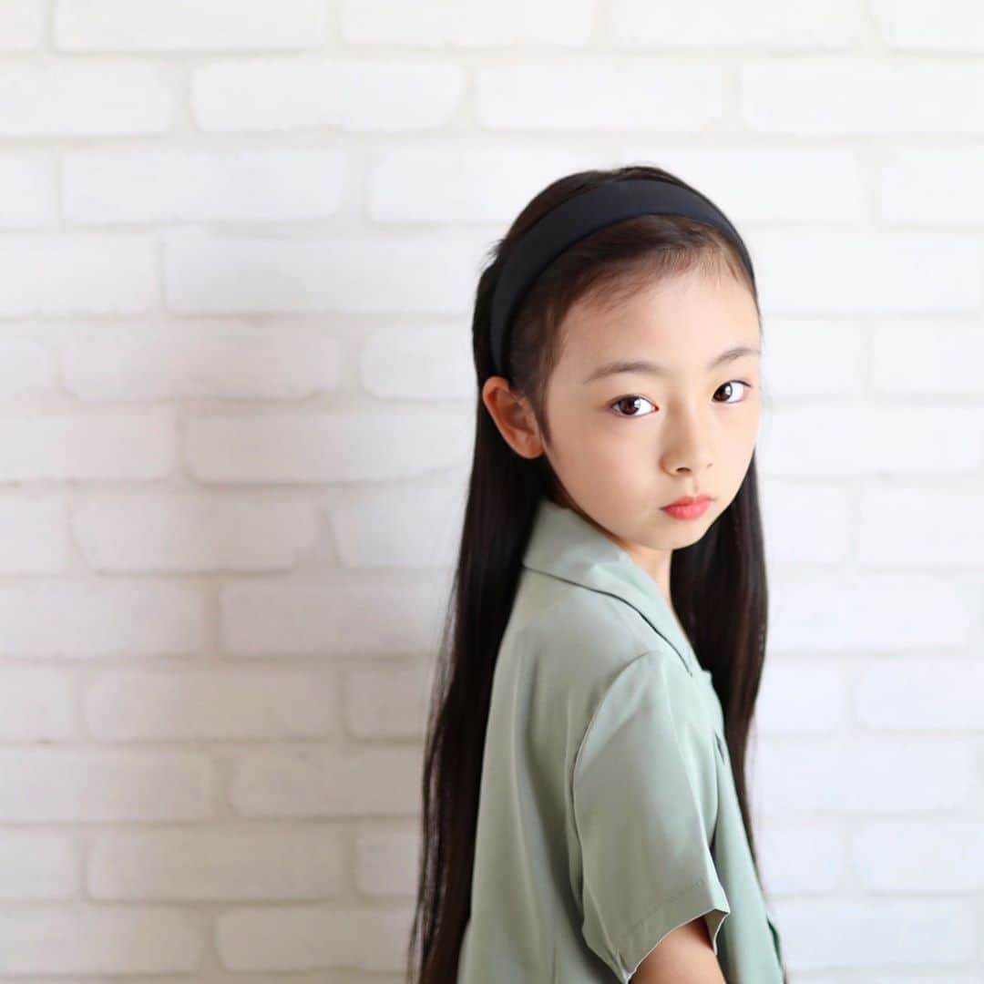 Akiのインスタグラム：「6/27 ・ JS雑誌でよく見かける 〇〇系というジャンル ・ ・ 最近では ・ 【量産型女子】 【ピープス女子】 ・ なるものが流行っているそうですね ・ ・ 量産型女子はガーリー系 ピープス女子はその真逆で ・ 紫や黒多め ネオンカラー メッシュ ガチャベルト ・ ・ イマドキJSに多いコーデらしいです← ・ ・ そして我が家のJS ・ 👧🏻「サキちゃんさぁ、クール系になりたいんだよね！」 ・ #初耳です ・ ・ 👧🏻「ママはさぁ、キュート系がピッタリだよね！」 ・ #やめて #お願いだから外では絶対言わないで ・ ・ ・ そんな今日のコーデは ナチュラル系？← ・ @sharez1313 さんの3点セットアップ ・ テロテロ生地でめちゃくちゃ涼しい🥰 太カチューシャもsharezさんの👌 ・ 115cm/120size着用 ・ ・ ・ ・」