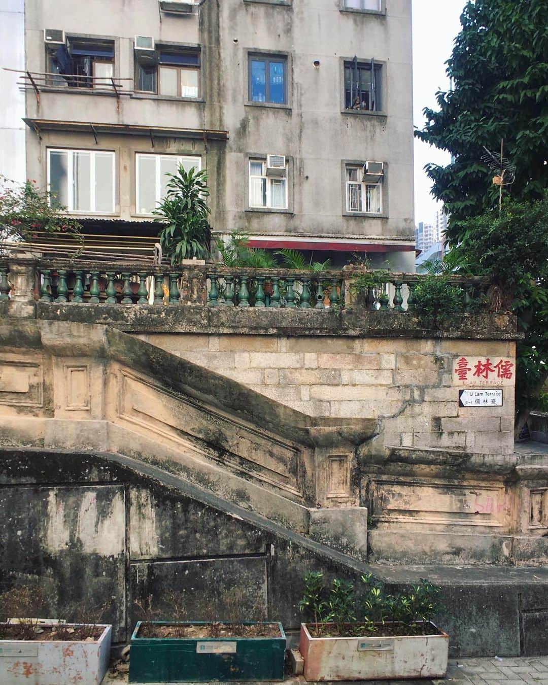 sunday_722さんのインスタグラム写真 - (sunday_722Instagram)「*﻿ 上環の散歩は﻿ 急な階段との戦いです。﻿ 頑張って頑張って﻿ 上って行くと﻿ 多くの﻿ 歴史的建築物と﻿ 出会えます。﻿ *﻿ 古い階段に﻿ 瓶のような形の﻿ テラスの支柱﻿ 「月夜の願い」や﻿ 沢山の映画にも﻿ 登場する場所﻿ 儒林臺U-LAM Terrace﻿ *﻿ *﻿ ﻿ 14/12/2019﻿ *﻿ #香港映画ロケ地﻿ #新難兄難弟﻿ #月夜の願い﻿ @ibisCentralSheungWan ﻿ #ibisCentralSheungWan﻿ #ShotOniPhone﻿ #ShotOniPhone6s #capturehongkong﻿ #zolimahongkong﻿ #allabouthongkong﻿ #discoverhongkong﻿ #SPHKCollective﻿ #storyofthestreet﻿ #tv_pointofview﻿ #awersomehongkong﻿ #samewheremagazine﻿ #unlimitedhongkong﻿ #hkig﻿ #reframinghk﻿ #香港中毒﻿ #gominimalmag﻿ #waytohk_sunday_722﻿ #jj_mobilephotography﻿ #streetclassics﻿ #ShotOn_TG #tg_wide」6月27日 16時29分 - sunday_722