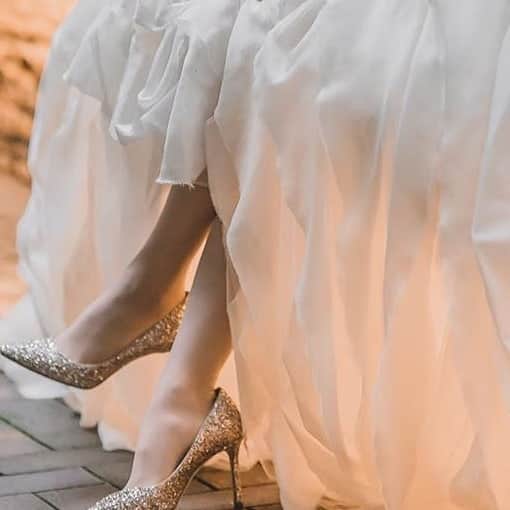 deuxzero デゼーロのインスタグラム：「こんにちは。 デゼーロプロデューサーブログにて、素敵なウェディングシューズのお話をご紹介!! 「素晴らしい靴は、素晴らしい人生へ導いてくれる…」そんな素敵な物語は、きっと結婚式のためにあるはず♫ デゼーロでは、ドレスやタキシードをフィッティングするだけでなく、小物も全て、専属ドレスコーディネーターがトータルでご提案します☆ デゼーロ→プロデューサーブログでチェックしてみてくださいね♫ #デゼーロ結婚式 #デゼーロウェディング #プレ花嫁 #プレ花嫁と繋がりたい #神戸結婚式 #神戸ウェディング #おしゃれドレス #ウェディングドレス小物」