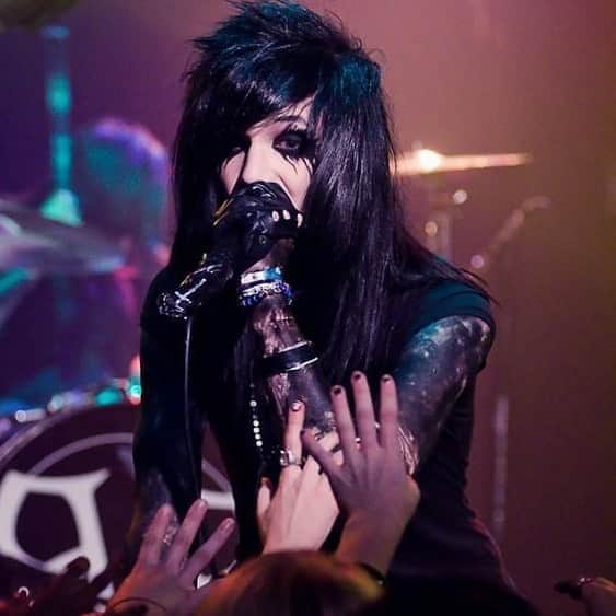 アンディー・ビアーザックのインスタグラム：「When I first started touring nationally in Black Veil Brides I was 18 years old, I had dropped out of high school & wanted to chase my dreams but the truth is that at that age I really had no idea who I was as a person, I knew what I wanted to be, or at least the image I wanted to project, but honestly I found myself in a new world and reality without the experience or wherewithal to know to navigate the challenges of life on the road. My way of handling it more often than not was to try to replicate behavior that I had read about from my rock and roll heroes and attempt to fit in with the older people around me in the industry. As we approach the anniversary of our first record and the release of Restitch these wounds next month I find myself thinking back to that time, the early days in the band when I would tell people I was 19 (when I was 18) because I thought it would make them take me more seriously or pretend I listened to bands that I had never heard because I didn’t want to be treated like I wasn’t one of the cool rock guys. I think about how I was often rude to people or inconsiderate because I thought it made me seem more interesting or bad ass. The truth is that it takes time to find your way, to be the person you had dreamt of becoming. I didn’t dream of being a 20 year old who drank all day everyday and acted like a dick head on stage but that’s where I found myself and as things for the band grew and the influences around me got stronger, I moved farther away from who I really was and became a character. I say all of this to say thank you. Thank you for 10 years of opportunities. Thank you for allowing me to grow and find myself and become a better person. Thanks for growing up with me, for singing with me and for inspiring me. Because of you I get the chance to do this all over again, this time when I go onstage and perform these songs a decade later I’m not doing it wearing a “rock star” mask, I am doing it as a sober, married, comic book/sports nerd adult and while that may not be the way all my rock heroes were, it turns out it’s the me I was supposed to be become and that to me is the real rock and roll dream come true.」