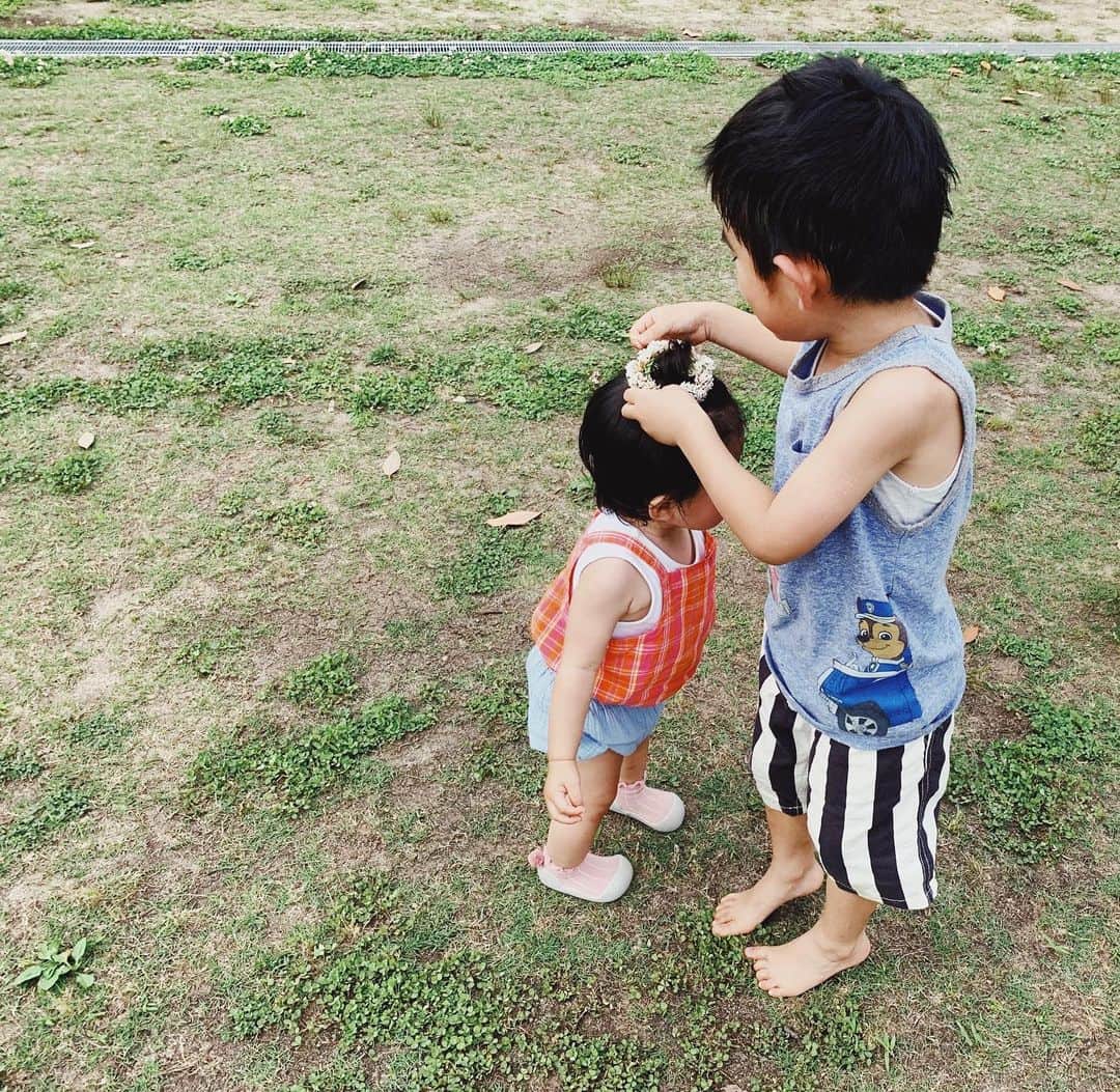ジュジュのインスタグラム：「👦→👶🌼 . ♡♡♡♡♡ . #休日 #花冠👑 #坊とおにおに🍙」