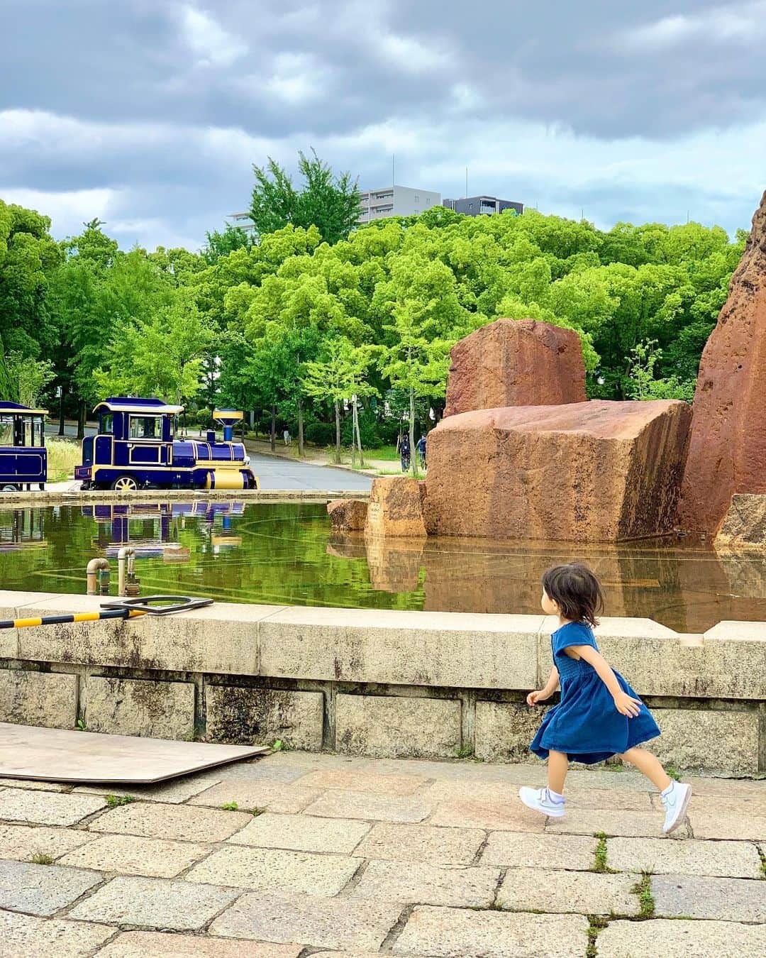 村上萌さんのインスタグラム写真 - (村上萌Instagram)「今まで休みがあれば、移動日もしくは遠出にあてていたので、「今日は何しよっか？」で始まる、なんでもない休日がものすごく嬉しい。﻿ リーグ再開を目前にした夫の予定はなかなか合わないので、今日は娘と2人で万博公園。太陽の塔以外にこんなに沢山お楽しみがあるなんて知らなかった🥺先週は大阪城公園、と、今さら引っ越したてみたいなところを開拓中。﻿ ﻿ ﻿  #万博記念公園 #あじさいの森 #野心サイクル #かぞくごと #娘は将来忍者かジーニーになりたいらしい」6月27日 16時35分 - moemurakami_