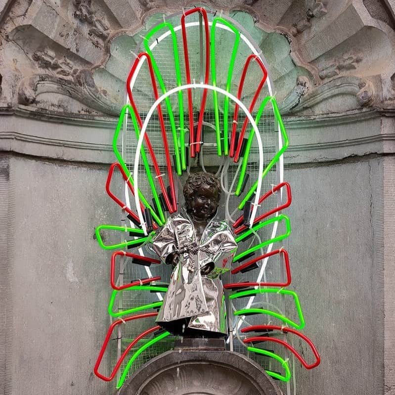 ジャンポールレスパナールのインスタグラム：「. Remembering the day I got invited by @bxl_online and @atomium.official to design the 1000th costume of my favorite little boy: Mannekenpis! The little silver piece is based on one of my signature coat design. It symbolise the Atomium and reflect the public. Whoever they are and wherever they come from. I used blinking neons to dress partially the monument as well. I wanted to say that Manneken is not only a funny story of a little peeing boy. It is also a monument where people gather together joyfully. And this is so super important in times like we are living now. This is also the only costume that manneken is allowed to wear for 24 hours! (Usually Manneken is dressed around 10am and undressed around  6pm). By the way. Did you know that he’s got his official dresser? Yes you got it right! There is only one man in the world for whom his job is to be Manneken official dresser!  #welcomeinbrussels #welcomeinbelgium」