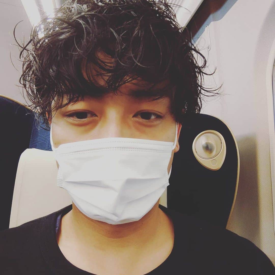 中村昌也のインスタグラム：「お仕事で新幹線。。。 久しぶりの新幹線。。。 飲み物買い忘れた。。。。。 車内販売はやってないみたい。。。 少しの辛抱だ。。。」