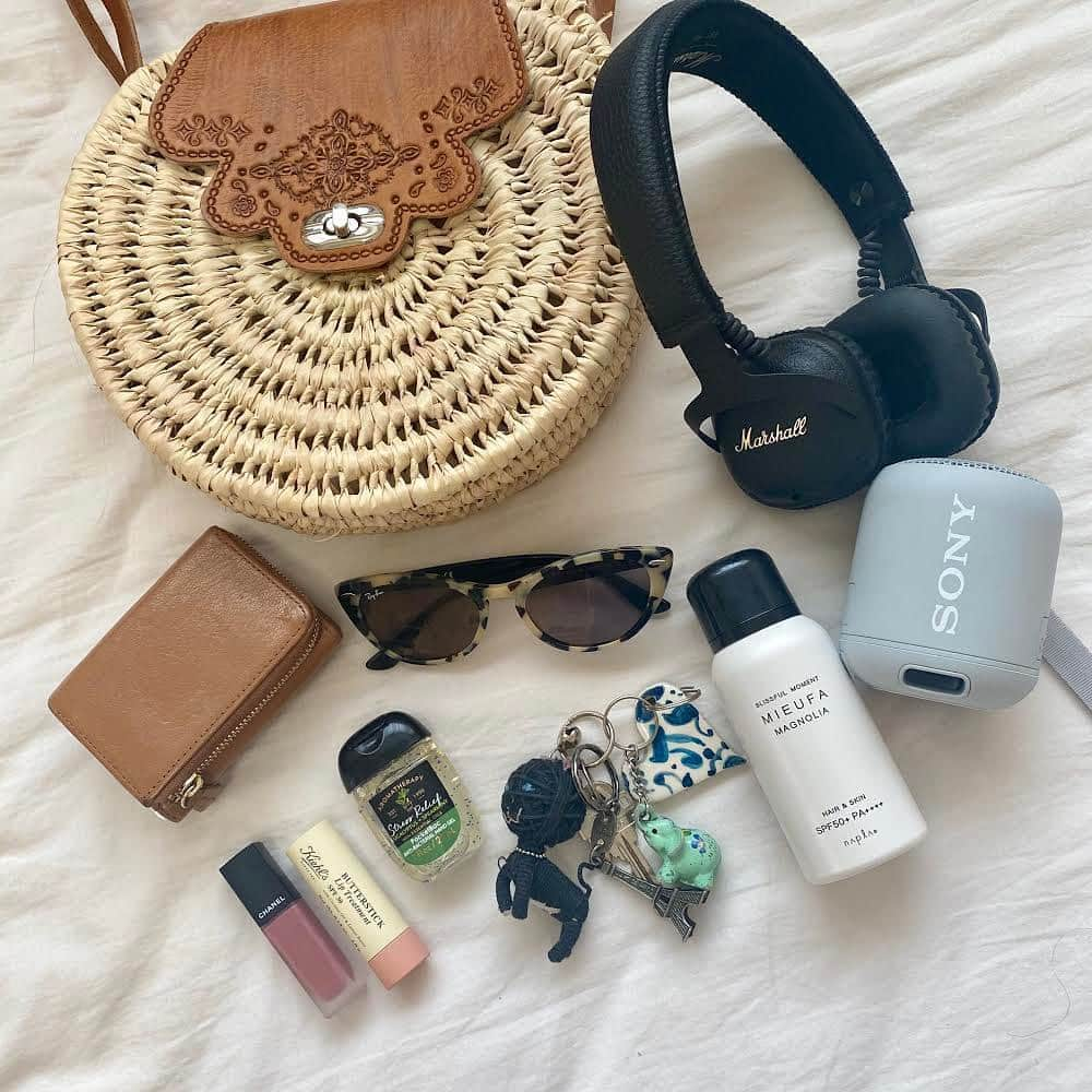 ELLE girl JAPANさんのインスタグラム写真 - (ELLE girl JAPANInstagram)「What's in my bag？👜﻿ ﻿ お財布やコスメから意外なものまで？！🧳おしゃれガールカバンの中身を拝見💘﻿ ﻿ 💁🏻‍♀️インターン Keiko﻿ ﻿ はやく海に行きたい！という気持ちを詰め込んだバッグの中身🏝この夏はモロッコで購入したかごバッグをヘビロテ予定です👒﻿ 「 #ミーファ 」のUVスプレーはシンプルなパッケージと香りが好きで愛用中🕶UVカット機能のある「 #キールズ 」のリップバターもINすれば紫外線対策はバッチリ☀️﻿ みんなで音楽を聴けるようにポータブルスピーカーを持ち歩くことも🔉！﻿ ﻿ 🦄 @ellegirl_jp ではみんなの素敵な投稿をご紹介♡﻿ 「バッグの中身」「夏コーデ 」「ヘアアレンジ」「夏コスメ」の写真を募集中🤳﻿ 【 #ellegirluni 】のタグを付けて投稿してね📲﻿ ﻿ ﻿ #ellegirl #ellegirlfashion #鞄の中身 #カバンの中身 #かばんの中身 #バッグの中身 #bagの中身 #whatsinmybag #ヘッドフォン #マーシャル #ソニー #ポータブルスピーカー #ソニースピーカー #ミーファフレグランスuvスプレー #mieufa #キールズリップバーム #キールズスキンケア #kiehls #kiehlslipbalm #シャネルコスメ #シャネル #シャネルリップ #かごバッグ #かごバッグ大好き #モロッコ #モロッコ旅行 #モロッコ雑貨」6月27日 16時40分 - ellegirl_jp