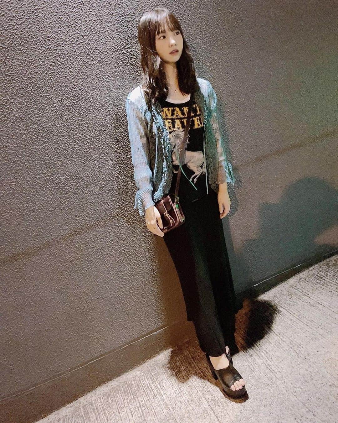 本郷柚巴のインスタグラム：「夏の夜って黒コーデなりがち🐺🌕 カジュアルで涼しく.. でも黒好き（楽）迷ったらとりあえず黒をきりゃいい笑  そこで！！ seethrough推しの🗽 green挿し🧼 涼しく明るく見えてるって🧚🏻 たぶん.. スケブラウス本当に楽で可愛く見えるやん🥰 ロングスケスケはスタイルよく見えるやん😘  女の子みんな今年は一緒にスケブラ買おうな🧚🏻 透けてる下着じゃないよｫｫｫｩ🤢  #本郷柚巴 #nmb48 #古着 #古着コーデ #古着夏コーデ #古着女子 #ブラウス#casual#seethrough#green」