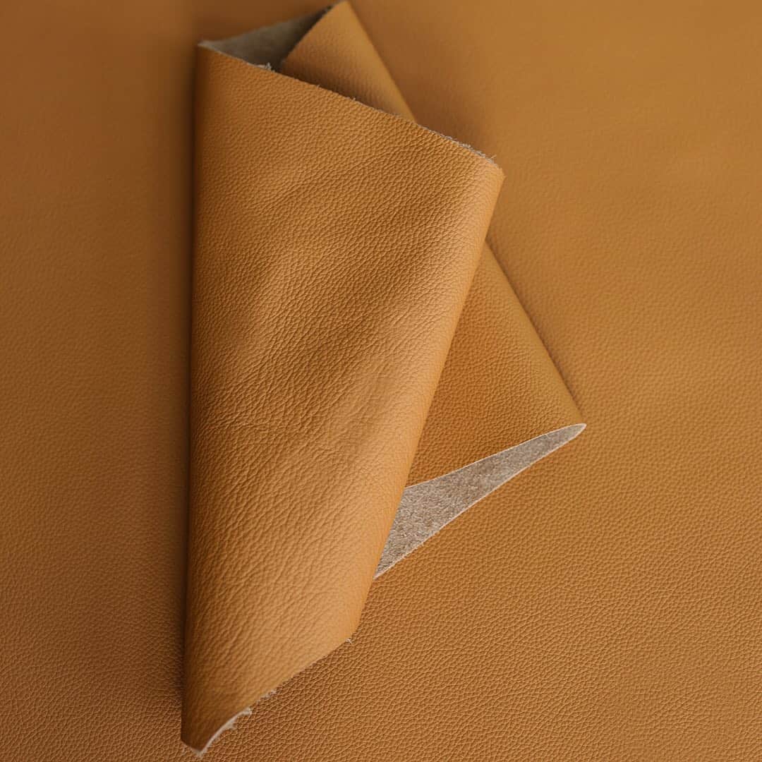 ブリーのインスタグラム：「Leather, a material that has played an important role for the mankind since the earliest times. As warming clothing, tent walls, straps and ropes, footwear and of course bags, it was formerly known as "gold" and an incredibly precious commodity that was traded all over the world.  Anyone, who in modern times has been able to watch how the tanner softens, stretches and polishes a piece of leather until it feels grippy but still smooth and soft, will never forget, how much patience and care is needed to produce this wonderful old and yet so modern material. . . . #breesince1970 #madetomakeadifference #breevolution #handbags #leather #leatherbags #purequality #purefashion #sustainablefashion」