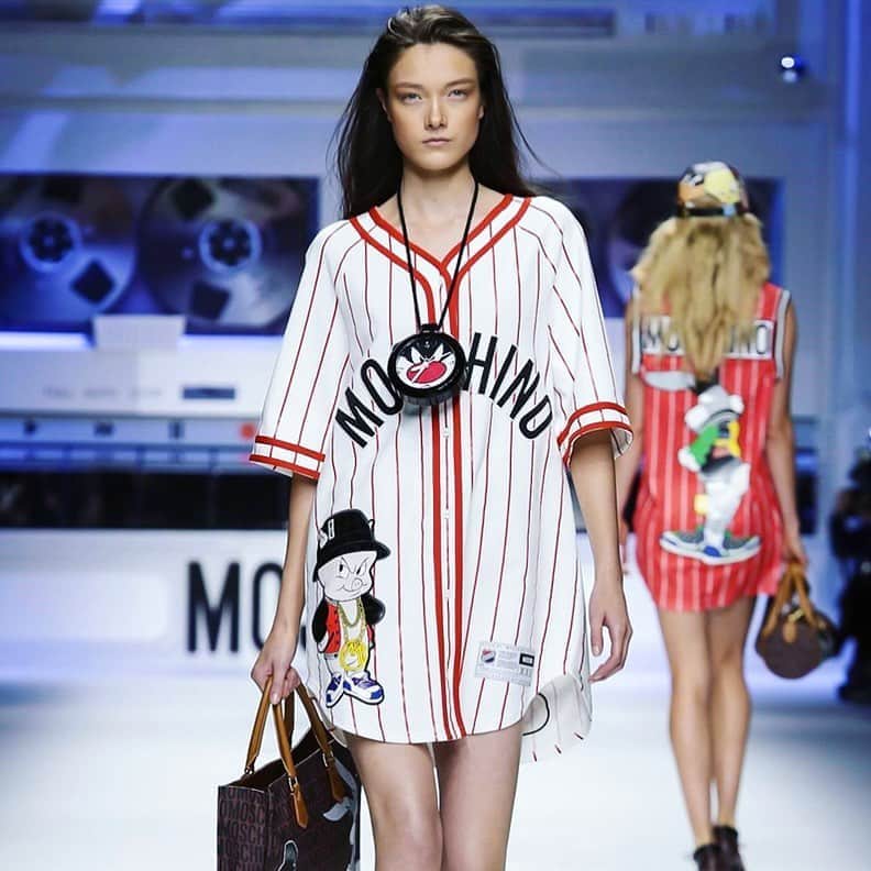 ユミ・ランバートのインスタグラム：「@moschino 💕」