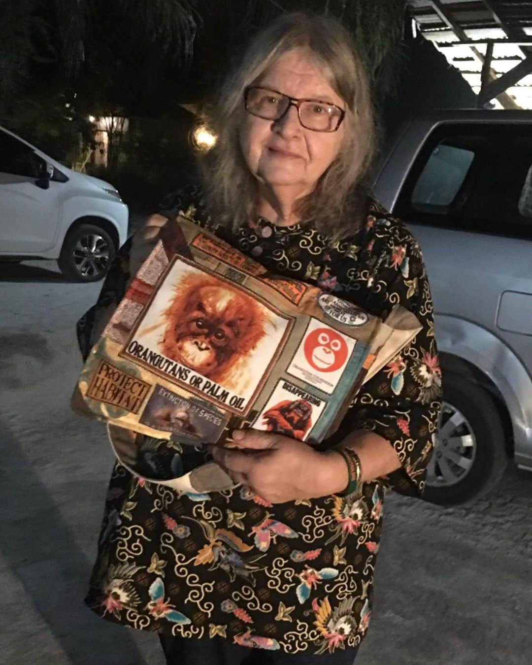 OFI Australiaさんのインスタグラム写真 - (OFI AustraliaInstagram)「Dr Birute Galdikas loves her OFI Australia RARE bag!  We are so happy to let you know we have these great custom made bags back in our online shop to order. Sadly Rod, who makes them, lost his house in the Australian bushfires early this year along with all his sewing equipment and has just got back up and running.  Order your bag by visiting our online shop at https://orangutanfoundation.org.au/product/ofi-australia-rare-bag/  ____________________________________ 🦧 OFIA Founder: Kobe Steele kobe@ofiaustralia.com | OFIA Patron and Ambassador: @drbirute @orangutanfoundationintl @orangutan.canada www.orangutanfoundation.org.au 🦧 🧡 🦧 #orangutan #orphan #rescue #rehabilitate #release #BornToBeWild #Borneo #Indonesia #CampLeakey #orangutans #savetheorangutans #sayNOtopalmoil #palmoil #deforestation #destruction #rainforest #instagood #photooftheday #environment #nature #instanature #endangeredspecies #criticallyendangered #wildlife #orangutanfoundationintl #ofi #drbirute #ofiaustralia #FosterAnOrangutanToday」6月27日 16時56分 - ofi_australia