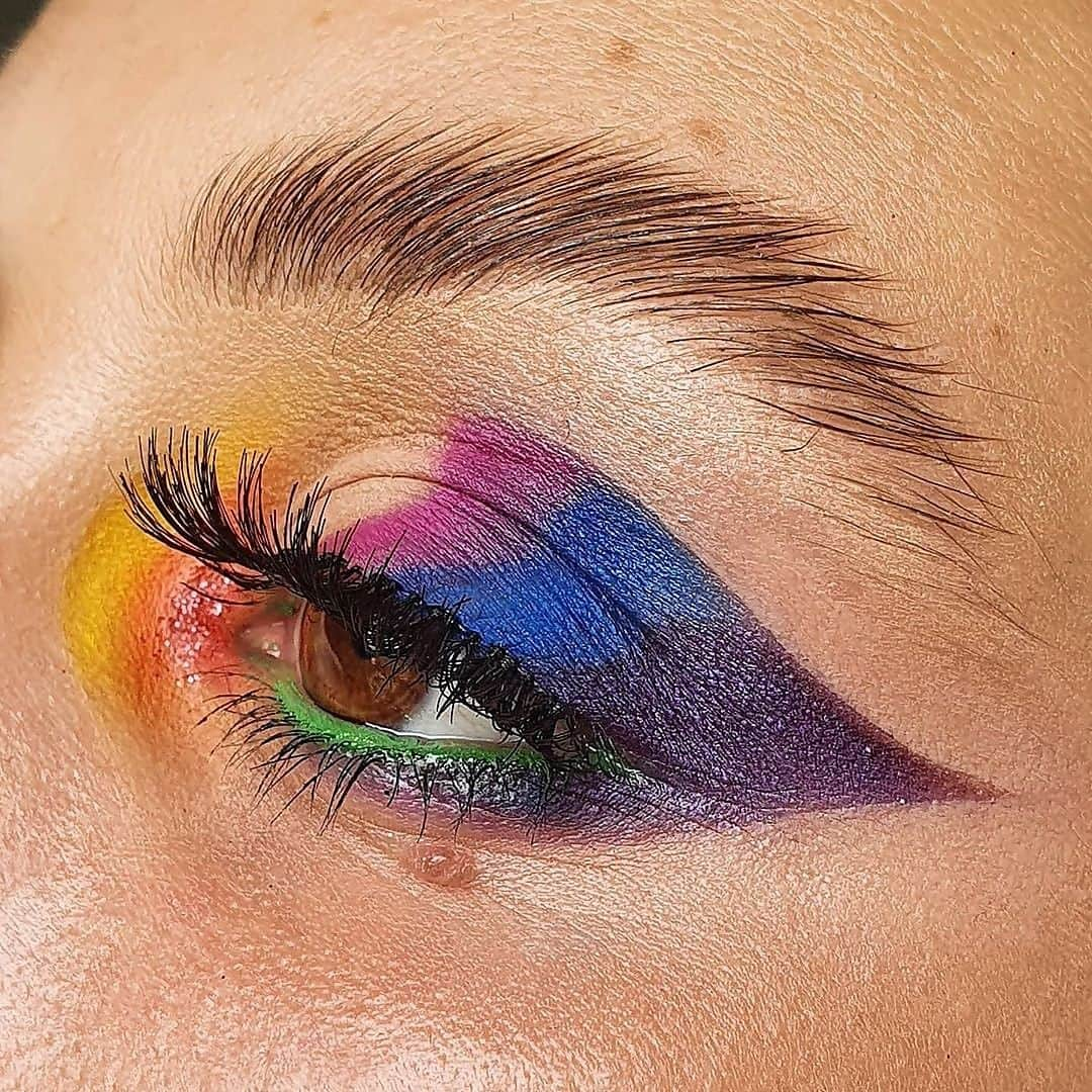 M•A•C Cosmetics Franceさんのインスタグラム写真 - (M•A•C Cosmetics FranceInstagram)「M•A•C - PRIDE 🌈  Nos makeup artists ne manquent pas de créativité quand il s'agit de réaliser des makeup colorés ! Découvrez tout au long de la journée les makeup réalisés par nos M•A•C  Artists Français, qui célèbrent, avec vous, la diversité ! 😍  On commence sans plus attendre avec ce sublime makeup créé par @aurelymakeup, qui revisite le traditionnel arc-en-ciel ! ✨  Produits utilisés : Palette Art Library - It's Designer  Crédit : @aurelymakeup  #MACCosmetics #MACCosmeticsFrance #MACPride #MACPride2020 #Pride #PrideMakeup #Pride2020 #pridecolours #maclovespride.」6月27日 17時00分 - maccosmeticsfrance