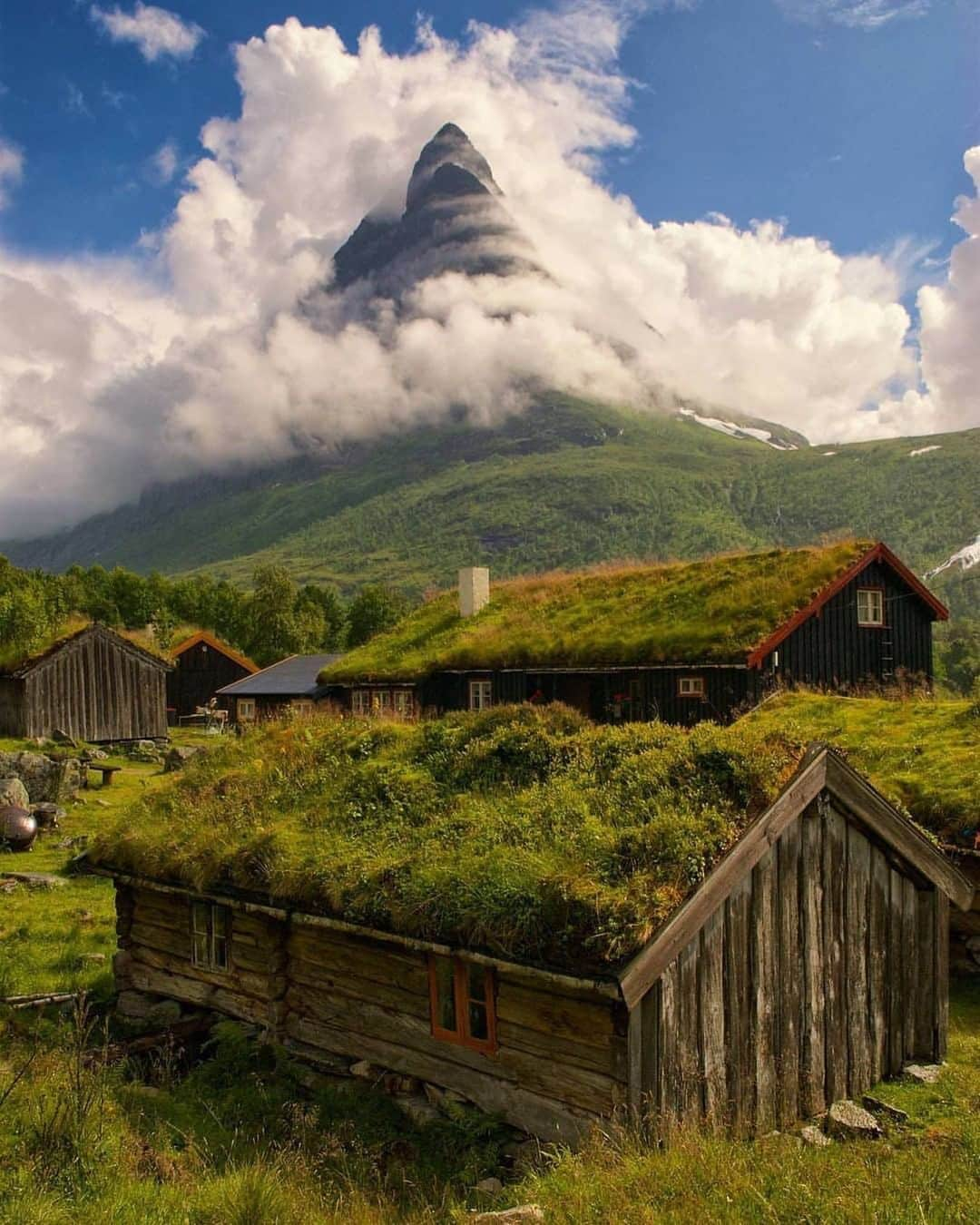 Discover Earthさんのインスタグラム写真 - (Discover EarthInstagram)「🇳🇴 #discovernorway via @mittnorge : " Tourist cabins in the mountains ⛰📍Renndølsetra, Innerdalen Photo by @bardlarsen "」6月27日 17時00分 - discoverearth