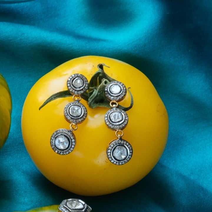 のインスタグラム：「4 of 6 | New polki diamond pieces just arrived to us form our artisan makers in Jaipur India.⠀⠀⠀⠀⠀⠀⠀⠀⠀ For enquires please e-mail the team at sales@jadejagger.com #tomatosalad #diamonds #jadejaggerjewellery」