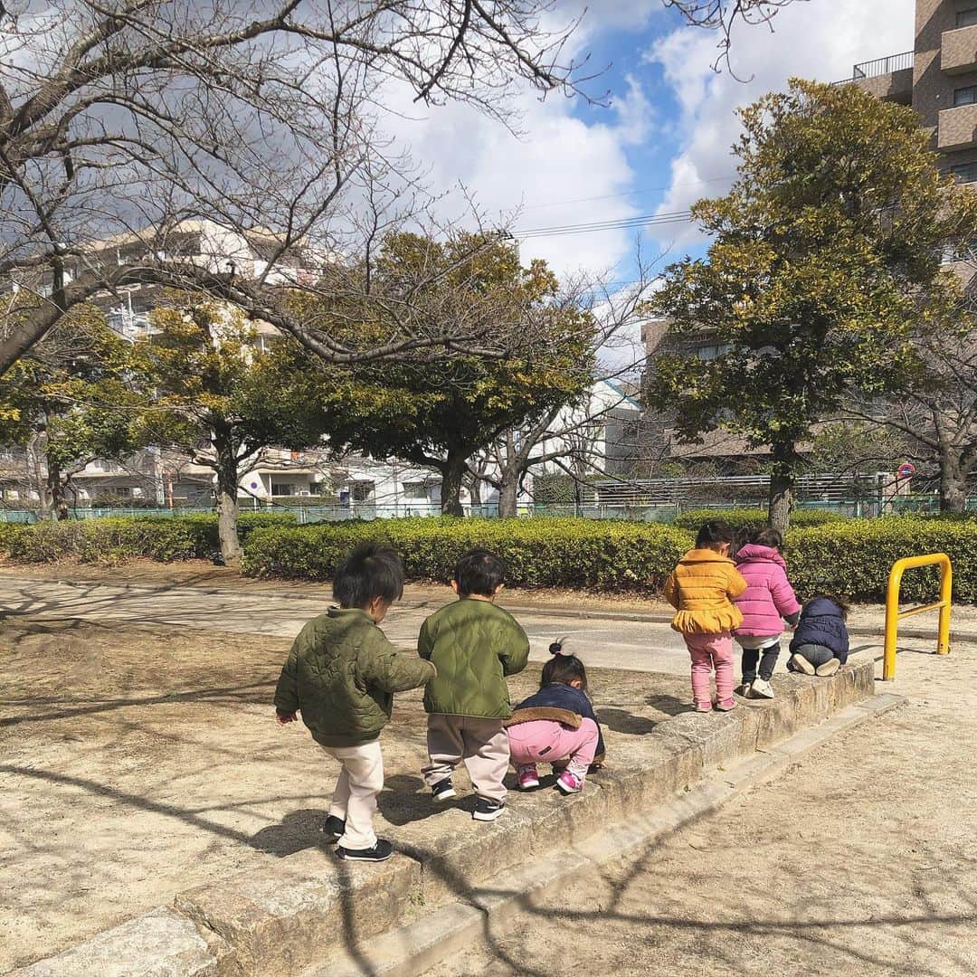 のインスタグラム：「7月から👨🏻の転勤で﻿ 福岡に戻ることになりました！﻿ ﻿ 私もゆずも（いぶはいつもニコニコだけど😂）﻿ 人見知りで友達なんてできないだろうなぁって思ってたけど﻿ 毎日行く公園で毎日遊べるお友達ができて﻿ 本当に楽しくて幸せでした😭❤️﻿ ﻿ 関東から離れるのが寂しい（ ; ; ）﻿ #いいママさんしか出会わなかった﻿ #可愛すぎる子供達﻿ #最後は初めて公園に行った📸﻿ ﻿ #男の子ママ﻿ #転勤族ママ﻿ #2歳差育児﻿ #2歳差兄弟﻿ ﻿ ﻿」