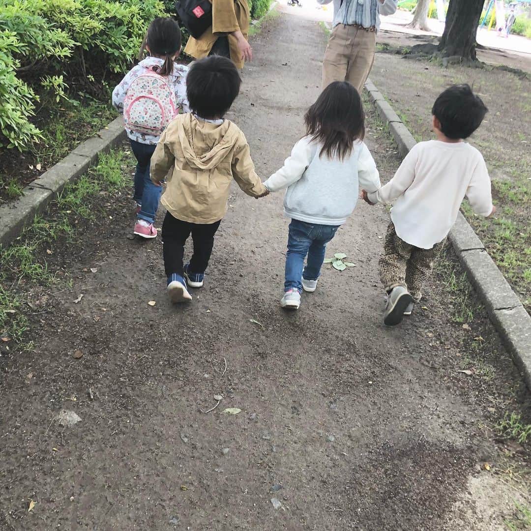 猪村有希さんのインスタグラム写真 - (猪村有希Instagram)「7月から👨🏻の転勤で﻿ 福岡に戻ることになりました！﻿ ﻿ 私もゆずも（いぶはいつもニコニコだけど😂）﻿ 人見知りで友達なんてできないだろうなぁって思ってたけど﻿ 毎日行く公園で毎日遊べるお友達ができて﻿ 本当に楽しくて幸せでした😭❤️﻿ ﻿ 関東から離れるのが寂しい（ ; ; ）﻿ #いいママさんしか出会わなかった﻿ #可愛すぎる子供達﻿ #最後は初めて公園に行った📸﻿ ﻿ #男の子ママ﻿ #転勤族ママ﻿ #2歳差育児﻿ #2歳差兄弟﻿ ﻿ ﻿」6月27日 17時12分 - i.ykuup