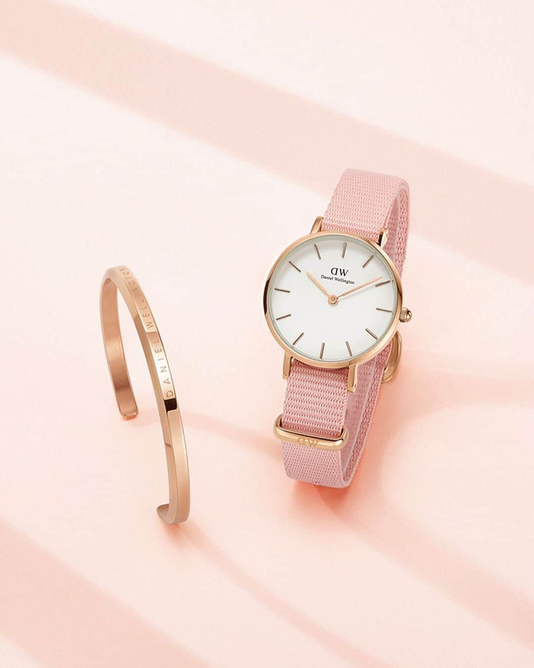 ダニエルウェリントンさんのインスタグラム写真 - (ダニエルウェリントンInstagram)「Think pink! Switch it up by pairing any of our Petite watches with the Rosewater strap for a fresh look that will instantly brighten up any outfit. #DanielWellington」6月27日 17時04分 - danielwellington