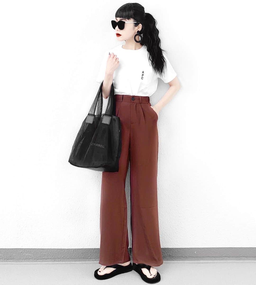lve_xxxxのインスタグラム：「.﻿ .﻿ 🧸﻿ ﻿ 白Tにｽﾗｯｽｸ STYLE﻿ 夏場のBROWNってなんか好き🤎﻿ ﻿ ﾊﾟﾝﾂは、ｻﾗｯとした素材なので夏場も﻿ 着られる🙆‍♀️﻿ ﻿ これ、秋口も着られるし﻿ 冬もﾋｰﾄﾃｯｸﾚｷﾞﾝｽ仕込んで着る♨️﻿ ﻿ ｵﾝｵﾌ問わずに着られるｽﾗｯｽｸ系PTは﻿ 何気に一番重宝する🤔🖤﻿ ﻿ ﾊﾟﾝﾂとBAGは @lveu.official ﻿ 7/5(SUN)発売の新作です☺︎﻿ ﻿ 🈟 Slacks pants﻿ 🈟 See-through tote bag﻿ ﻿ ﻿ その他コーデアイテム詳細は﻿ WEARをご覧くださいませ。﻿ ﻿ WEAR ： lvexxxx ﻿ 💻 https://wear.jp/sp/lvexxxx/﻿ ﻿ －－－－－－－－－－－－－－－－－－﻿ ﻿ 📢コメント頂ける際は、﻿ 最新投稿にお願い致します。﻿ ﻿ 過去投稿に頂いた際、気がつかない事もあり﻿ お返事致しかねる場合が御座います🙇‍♀ ️﻿ ﻿ ﻿」