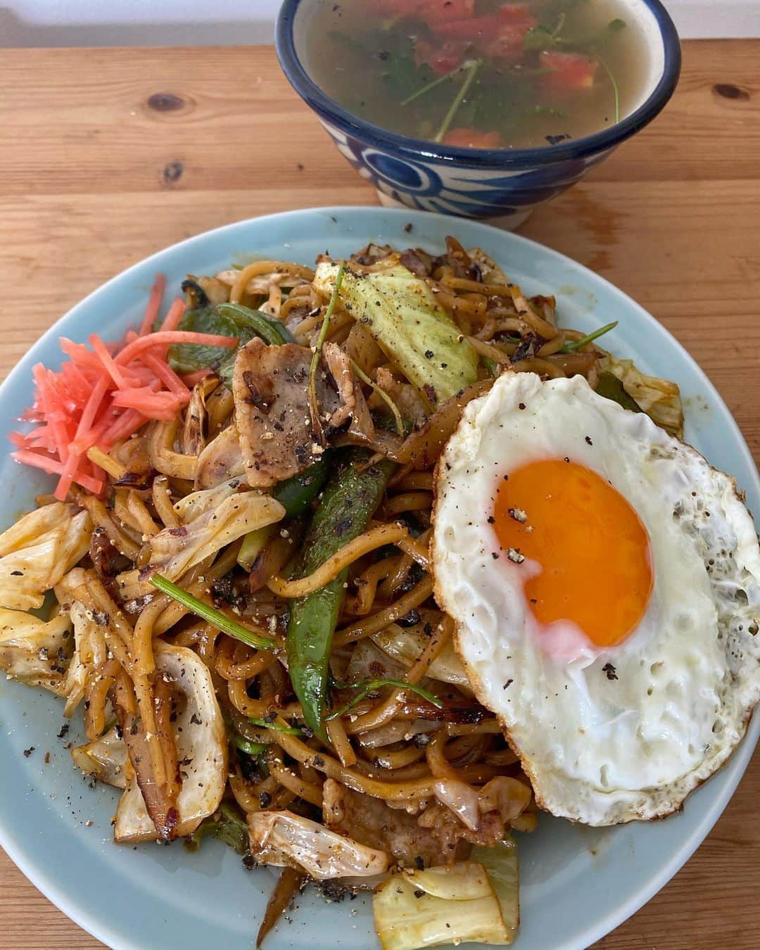 クボタマサヒコのインスタグラム：「🍳土曜の昼感。 今日はこれから初のリモート・レコーディング。 (味付けはオイスターソースとチリソースとナンプラーでエスニック風) #クボタ食堂 #焼きそば #目玉焼き」