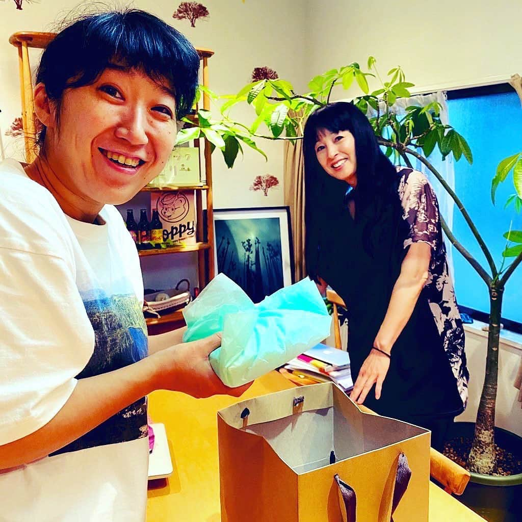 大宮エリーさんのインスタグラム写真 - (大宮エリーInstagram)「‪先日、TOKIEちゃんが手作りレモンケーキを持ってきてくれました。‬ ‪車でぶぅんときてくれて。メロンまでありがとう！‬ ‪はにかむTOKIEちゃん可愛かった。‬ ‪羽衣みたいな美しい紙につつまれてたから、‬ ‪これなんよ、羽衣みたいやん！‬ ‪って言ったときのはにかみです。‬ ‪美人は包紙も美しい  #TOKIE #スイーツ #ありがとう #手作り」6月27日 17時15分 - ellie_omiya