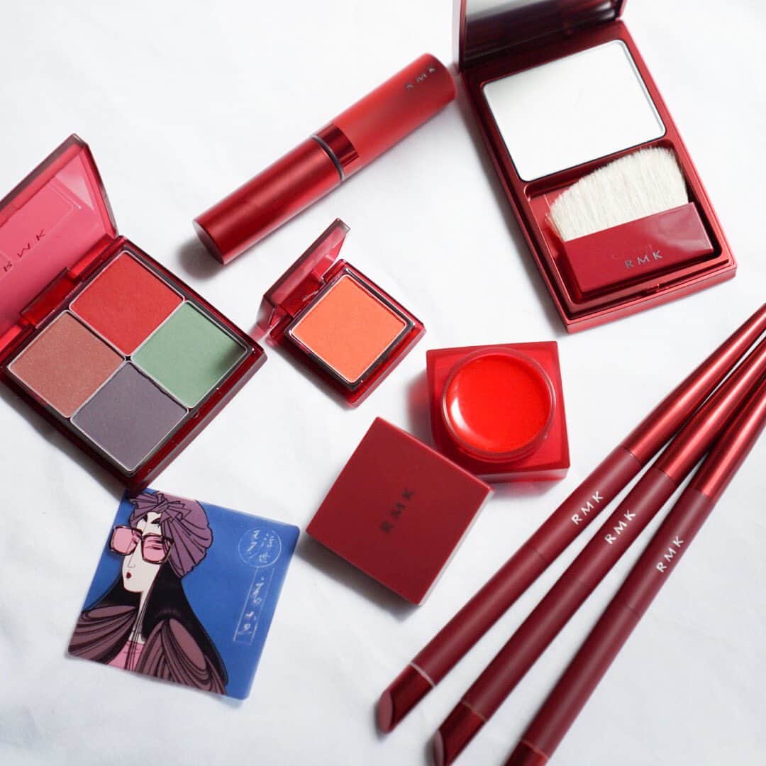 のインスタグラム：「🍁秋新色速報🍁 #RMK の秋新色情報を【スウォッチ付き】でお届けします❤️﻿ ﻿ 8/1（トランスルーセント BBのみ9/1）に発売となるのはRMKの秋新色。【UKIYO modern】をテーマに、江戸時代の女性から着想を得た、斬新で他にはないコレクションは見逃せません👘💕﻿ ﻿ ❤️RMK ウキヨモダン アイシャドウ パレット﻿ 限定3種 各￥5800﻿ 画像は01﻿ ﻿ 喜多川歌麿が描いた美人画にインスパイアされて生まれたアイシャドウパレット。斬新な組み合わせのカラーは、江戸の女性たちに愛された4色なのだそう！1色でも組み合わせても、“粋”に仕上がるように計算された絶妙カラーで、新たなメイクを開拓できそうです♡﻿ ﻿ ❤️RMK ウキヨモダン ブラッシュ﻿ 限定2色 各￥3200﻿ 画像は02﻿ ﻿ クリームの密着感とパウダーの軽やかさが兼ね備えられたブラッシュ。つやっぽく、色気がにじみ出るような仕上がりに♡01はピンクレッド、02のコーラルレッド。ほどよく発色して素肌を引き立てます！﻿ ﻿ ❤️RMK タイムレス マットエフェクト リップラッカー﻿ 限定3色 各￥3500﻿ 画像は02﻿ ﻿ マットな質感で赤を楽しみたい人におすすめ！大胆で鮮やかな赤が、ひと塗りで染まるように発色。クリーミィな質感なので、乾燥や色落ちを気にせずマットな質感を楽しめます♡﻿ ﻿ ❤️RMK 江戸茜 トランスルーセントグロス﻿ 限定1色 ￥2800﻿ ﻿ 透け感のある唇に仕上がる固形のグロス。赤色にレッドとオレンジの偏光パールがブレンドされているので、角度によって変わる表情を楽しめます！﻿ ﻿ ❤️RMK キセルWライナー﻿ 全5種 各￥4000﻿ ﻿ 江戸の女性たちもたしなんだ「キセル」をイメージした、パウダーアイライナーとペンシルリップのセット。ラインだけでなく、目元全体、唇全体にも使用できます！意外性のある組み合わせでモダンメイクが完成♪﻿ ﻿ ❤️RMK 江戸桜 トランスルーセントパウダー﻿ 限定2色 ￥5000﻿ 画像は01﻿ ﻿ 江戸で流行した「江戸桜」をイメージして現代風に表現した仕上げ用のパウダー。2種類のパウダーがブレンドされていることによってきめ細かい透け肌が完成♪ヤギ毛のブラシ付きです。﻿ ﻿ ❤️RMK 江戸桜 トランスルーセント BB﻿ 限定2色 各￥4500﻿ ﻿ 江戸時代の「白肌」をイメージしたBBが登場。弾力のあるジェルタイプで、肌を引き締めながら肌悩みをカバー。透けるような白肌になるので、赤リップを引き立ててくれます！﻿ ﻿ ﻿ （インスタ担当R）﻿ －－－－－－－－－－－－－－－－－－－－⠀﻿ VOCEのinstagramでは新作コスメ情報やメイクテク、撮影舞台裏を毎日お届け！⠀﻿ ぜひフォロー&チェックして！！⠀﻿ 👉@vocemagazine ⠀﻿ ﻿ #voce #voceおすすめ #vocemagazine #ヴォーチェ #新作コスメ #コスメ #コスメマニア #コスメ好きさんと繋がりたい #VOCEおすすめコスメ #コスメ好きな人と繋がりたい #おすすめコスメ #コスメ紹介 #コスメレポ #コスメ部 #限定コスメ #秋新色 #秋コスメ2020 #秋メイク #デパコス #アイシャドウパレット #江戸 #限定リップ #赤リップ #白肌 #アールエムケー﻿」