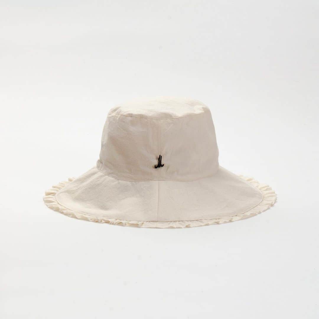 ミュールバウアーさんのインスタグラム写真 - (ミュールバウアーInstagram)「Mühlbauer | SPRING SUMMER 2020 ▪️ SPACY with #ruffles one of our wide brimmed cloches made from Japanese crinkled cotton. #spaceruffles #hat」6月27日 17時17分 - muehlbauer_hats
