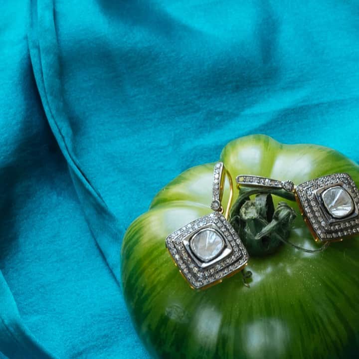 のインスタグラム：「6 of 6 | New polki diamond pieces just arrived to us form our artisan makers in Jaipur India.⠀⠀⠀⠀⠀⠀⠀⠀⠀ For enquires please e-mail the team at sales@jadejagger.com #tomatosalad #diamonds #jadejaggerjewellery」
