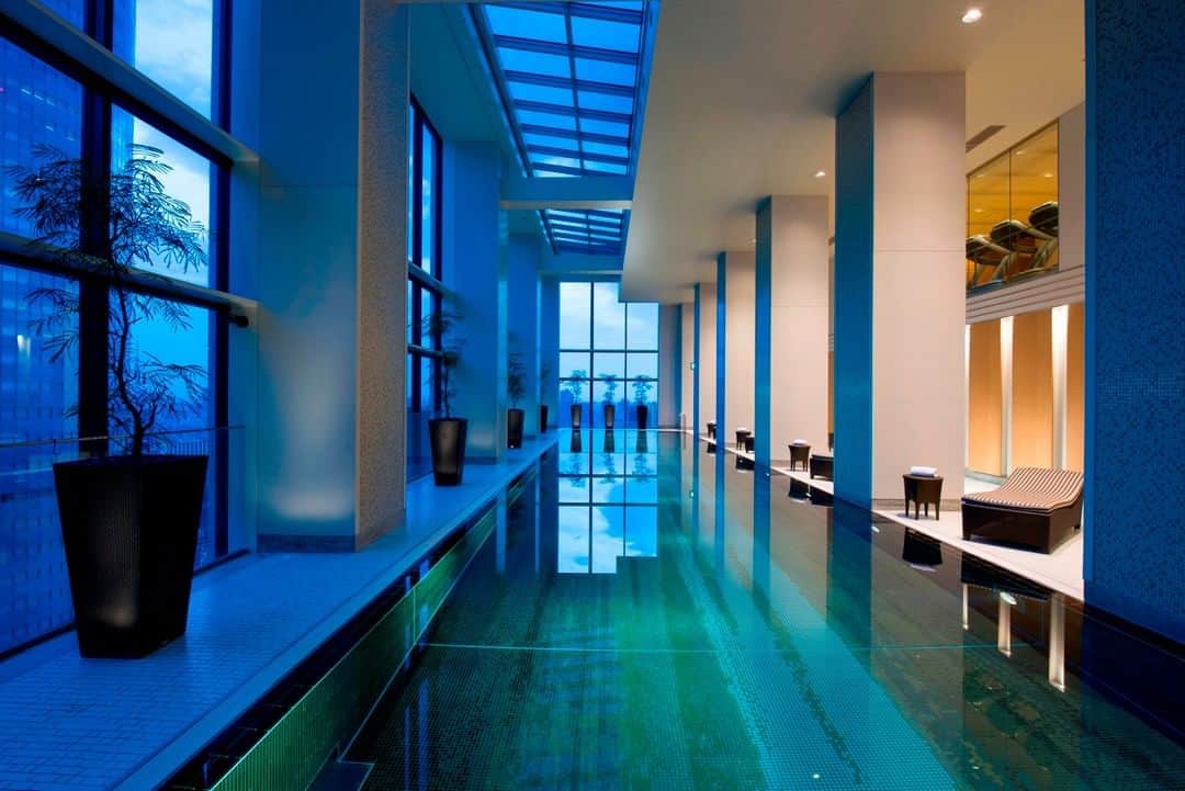 Conrad Tokyoのインスタグラム：「25メートルのスイミングプールは、墨絵をモチーフにした幻想的な空間です。 Plunge into the 25-meter lap pool - a hidden gem in downtown Tokyo.」