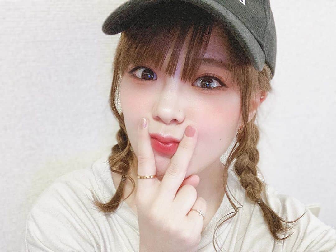 川村虹花のインスタグラム：「三つ編み。🤤🤤🤤 実は編み込みしてる。 けど、帽子かぶっちゃう笑笑 ． #みつあみアレンジ  #編み込みアレンジ  #三つ編み #みつあみ好き集まれー」