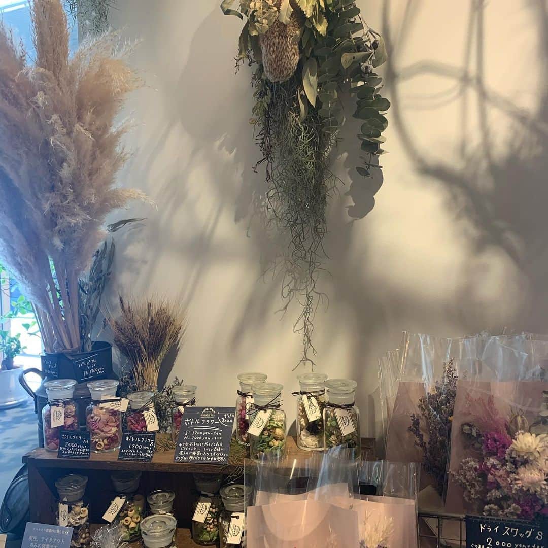 ericaさんのインスタグラム写真 - (ericaInstagram)「#junibunbakery ﻿ ﻿ 三軒茶屋の新名所💐﻿ ﻿ センスの良いお花とパンとケーキが一気に堪能出来るお店♡﻿ ﻿ お店に入った瞬間、お花のふんわりした匂いにつつまれます🌷﻿ ﻿ 生花はもちろん、プレゼントにぴったりの﻿ ドライフラワーなども置いててとっても可愛いです💕﻿ ﻿ 二階はカフェになってるんだけど﻿まだ行けてないから近々行ってみよ👼  テイクアウトでジュウニブンベーカリー名物【風船パン】を買ってみたんだけど、その名の通りふわふわでとっても甘いパンだった🍞またたべたい🎈」6月27日 17時22分 - dngnchan