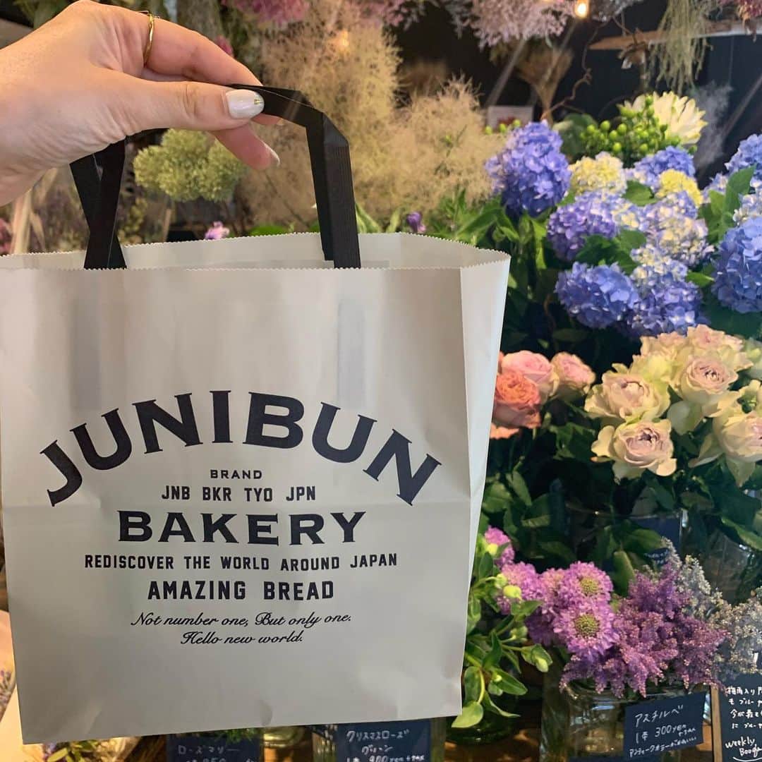 ericaさんのインスタグラム写真 - (ericaInstagram)「#junibunbakery ﻿ ﻿ 三軒茶屋の新名所💐﻿ ﻿ センスの良いお花とパンとケーキが一気に堪能出来るお店♡﻿ ﻿ お店に入った瞬間、お花のふんわりした匂いにつつまれます🌷﻿ ﻿ 生花はもちろん、プレゼントにぴったりの﻿ ドライフラワーなども置いててとっても可愛いです💕﻿ ﻿ 二階はカフェになってるんだけど﻿まだ行けてないから近々行ってみよ👼  テイクアウトでジュウニブンベーカリー名物【風船パン】を買ってみたんだけど、その名の通りふわふわでとっても甘いパンだった🍞またたべたい🎈」6月27日 17時22分 - dngnchan