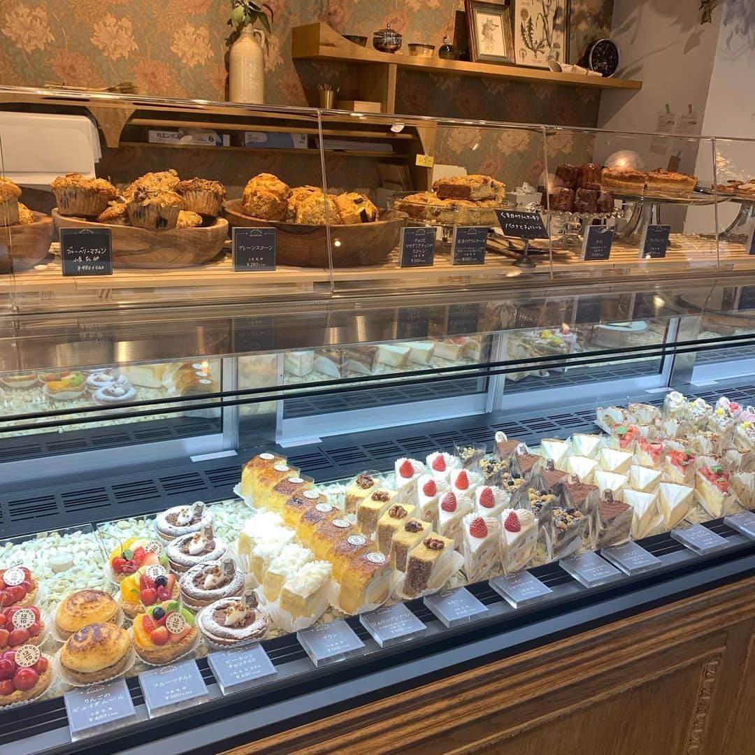 ericaさんのインスタグラム写真 - (ericaInstagram)「#junibunbakery ﻿ ﻿ 三軒茶屋の新名所💐﻿ ﻿ センスの良いお花とパンとケーキが一気に堪能出来るお店♡﻿ ﻿ お店に入った瞬間、お花のふんわりした匂いにつつまれます🌷﻿ ﻿ 生花はもちろん、プレゼントにぴったりの﻿ ドライフラワーなども置いててとっても可愛いです💕﻿ ﻿ 二階はカフェになってるんだけど﻿まだ行けてないから近々行ってみよ👼  テイクアウトでジュウニブンベーカリー名物【風船パン】を買ってみたんだけど、その名の通りふわふわでとっても甘いパンだった🍞またたべたい🎈」6月27日 17時22分 - dngnchan