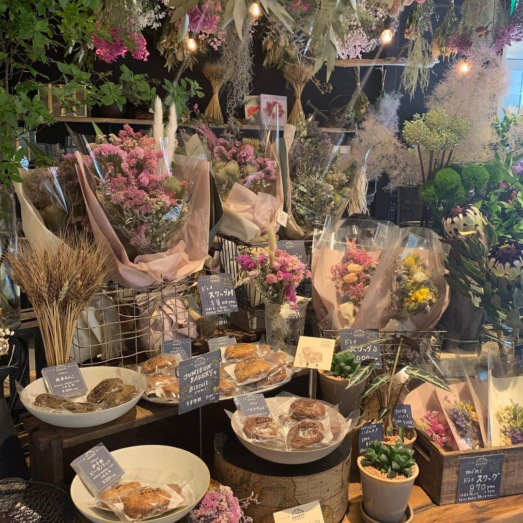 ericaさんのインスタグラム写真 - (ericaInstagram)「#junibunbakery ﻿ ﻿ 三軒茶屋の新名所💐﻿ ﻿ センスの良いお花とパンとケーキが一気に堪能出来るお店♡﻿ ﻿ お店に入った瞬間、お花のふんわりした匂いにつつまれます🌷﻿ ﻿ 生花はもちろん、プレゼントにぴったりの﻿ ドライフラワーなども置いててとっても可愛いです💕﻿ ﻿ 二階はカフェになってるんだけど﻿まだ行けてないから近々行ってみよ👼  テイクアウトでジュウニブンベーカリー名物【風船パン】を買ってみたんだけど、その名の通りふわふわでとっても甘いパンだった🍞またたべたい🎈」6月27日 17時22分 - dngnchan