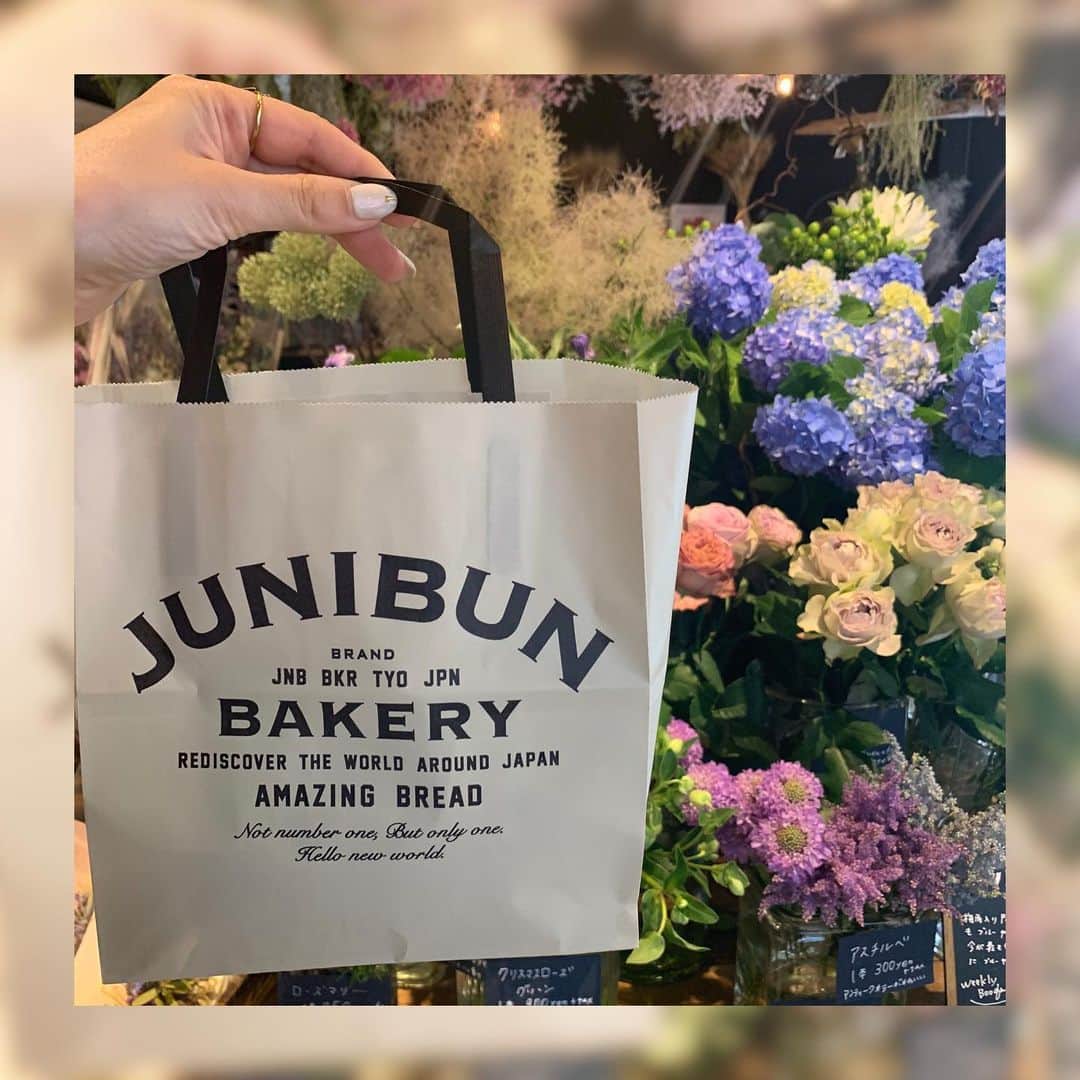 ericaさんのインスタグラム写真 - (ericaInstagram)「#junibunbakery ﻿ ﻿ 三軒茶屋の新名所💐﻿ ﻿ センスの良いお花とパンとケーキが一気に堪能出来るお店♡﻿ ﻿ お店に入った瞬間、お花のふんわりした匂いにつつまれます🌷﻿ ﻿ 生花はもちろん、プレゼントにぴったりの﻿ ドライフラワーなども置いててとっても可愛いです💕﻿ ﻿ 二階はカフェになってるんだけど﻿まだ行けてないから近々行ってみよ👼  テイクアウトでジュウニブンベーカリー名物【風船パン】を買ってみたんだけど、その名の通りふわふわでとっても甘いパンだった🍞またたべたい🎈」6月27日 17時22分 - dngnchan