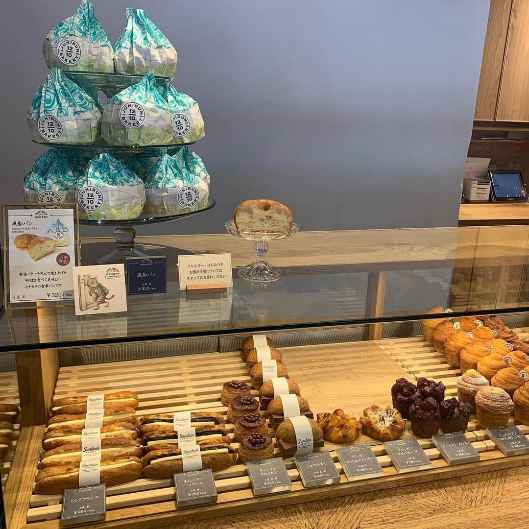 ericaさんのインスタグラム写真 - (ericaInstagram)「#junibunbakery ﻿ ﻿ 三軒茶屋の新名所💐﻿ ﻿ センスの良いお花とパンとケーキが一気に堪能出来るお店♡﻿ ﻿ お店に入った瞬間、お花のふんわりした匂いにつつまれます🌷﻿ ﻿ 生花はもちろん、プレゼントにぴったりの﻿ ドライフラワーなども置いててとっても可愛いです💕﻿ ﻿ 二階はカフェになってるんだけど﻿まだ行けてないから近々行ってみよ👼  テイクアウトでジュウニブンベーカリー名物【風船パン】を買ってみたんだけど、その名の通りふわふわでとっても甘いパンだった🍞またたべたい🎈」6月27日 17時22分 - dngnchan