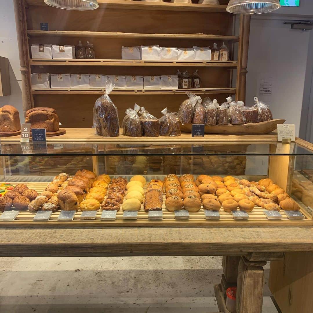 ericaさんのインスタグラム写真 - (ericaInstagram)「#junibunbakery ﻿ ﻿ 三軒茶屋の新名所💐﻿ ﻿ センスの良いお花とパンとケーキが一気に堪能出来るお店♡﻿ ﻿ お店に入った瞬間、お花のふんわりした匂いにつつまれます🌷﻿ ﻿ 生花はもちろん、プレゼントにぴったりの﻿ ドライフラワーなども置いててとっても可愛いです💕﻿ ﻿ 二階はカフェになってるんだけど﻿まだ行けてないから近々行ってみよ👼  テイクアウトでジュウニブンベーカリー名物【風船パン】を買ってみたんだけど、その名の通りふわふわでとっても甘いパンだった🍞またたべたい🎈」6月27日 17時22分 - dngnchan